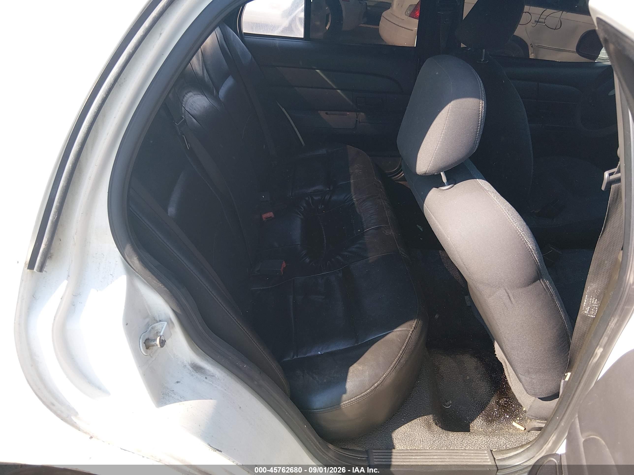 2000 Ford Crown Victoria Police Interceptor White vin: 2FAFP71W8YX115885