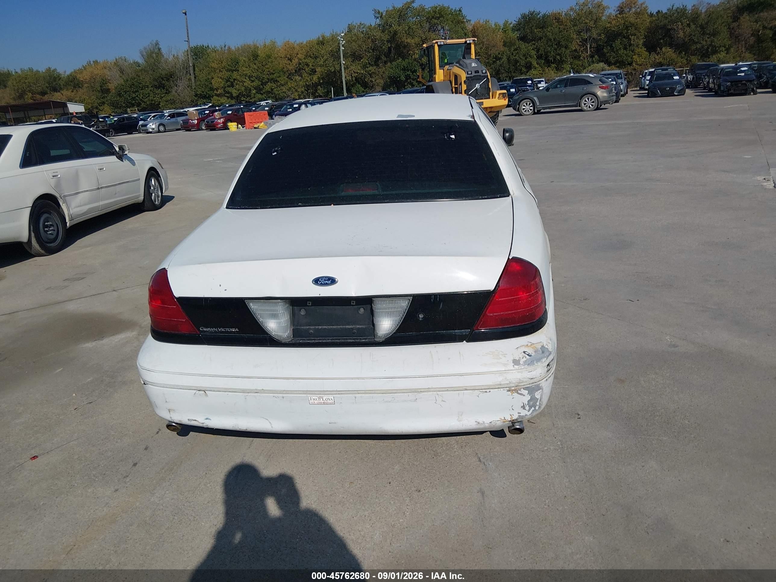 2000 Ford Crown Victoria Police Interceptor White vin: 2FAFP71W8YX115885