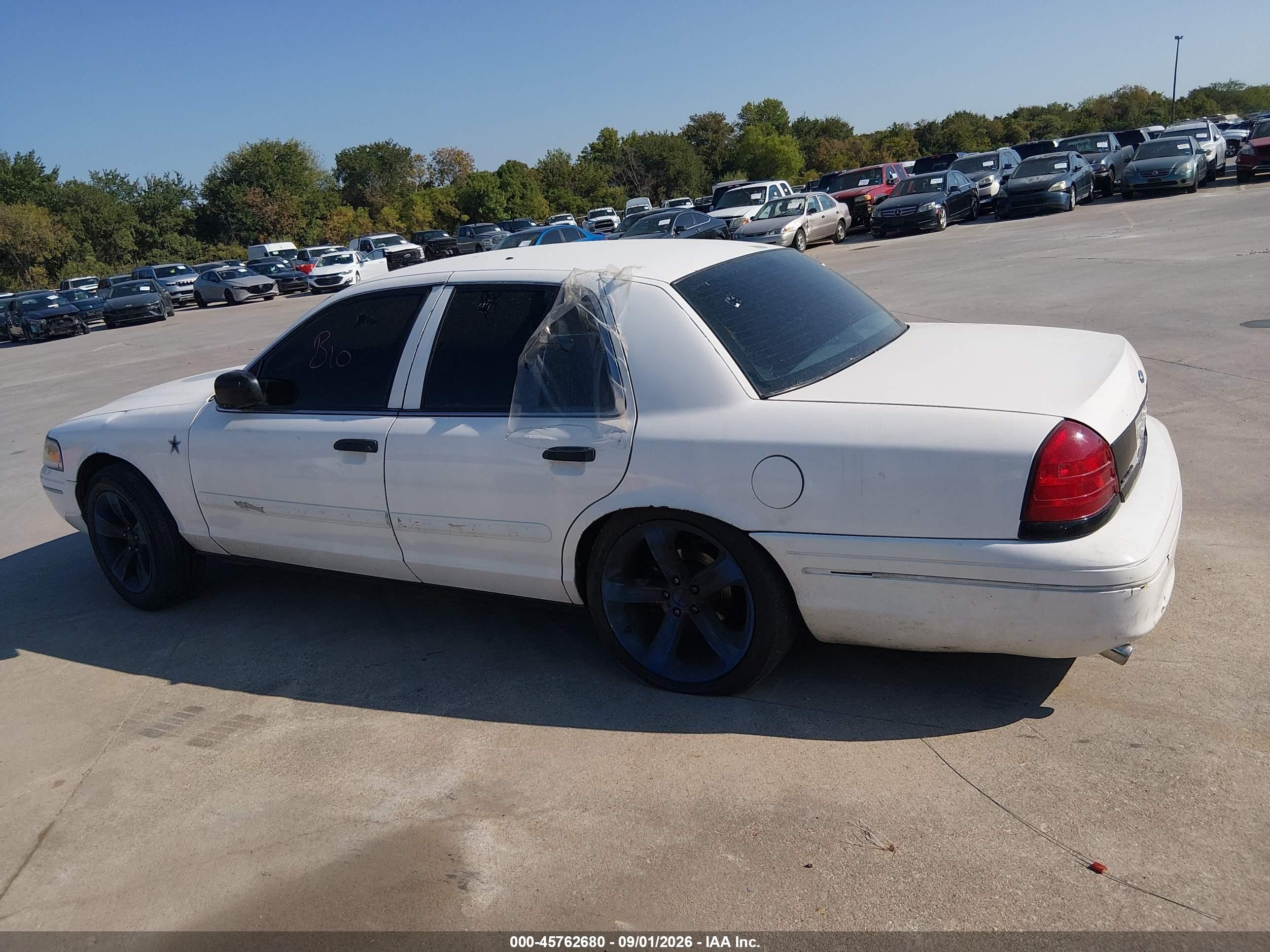 2000 Ford Crown Victoria Police Interceptor White vin: 2FAFP71W8YX115885
