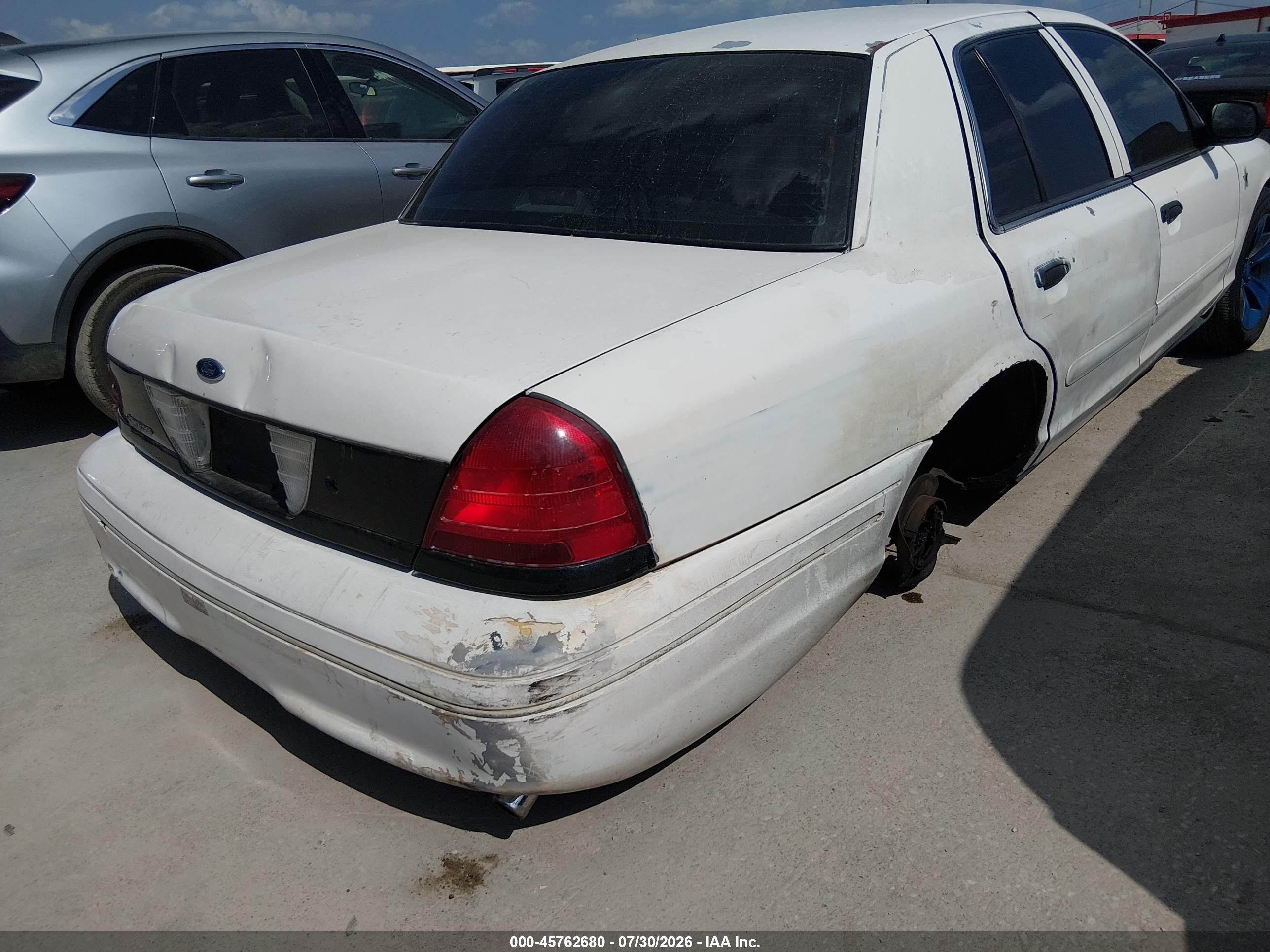 2000 Ford Crown Victoria Police Interceptor White vin: 2FAFP71W8YX115885
