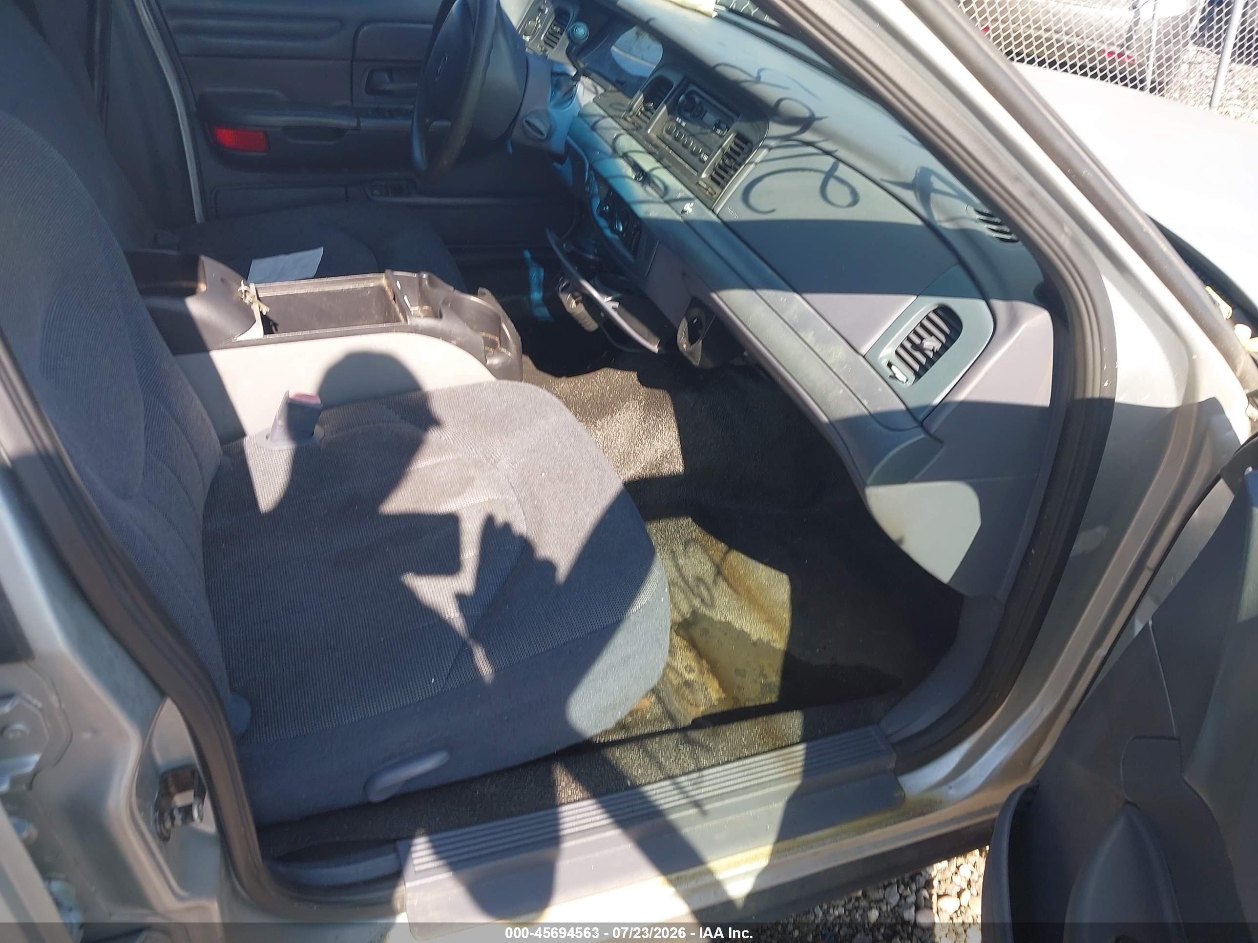 2001 Ford Crown Victoria Police Interceptor Silver vin: 2FAFP71W91X126769