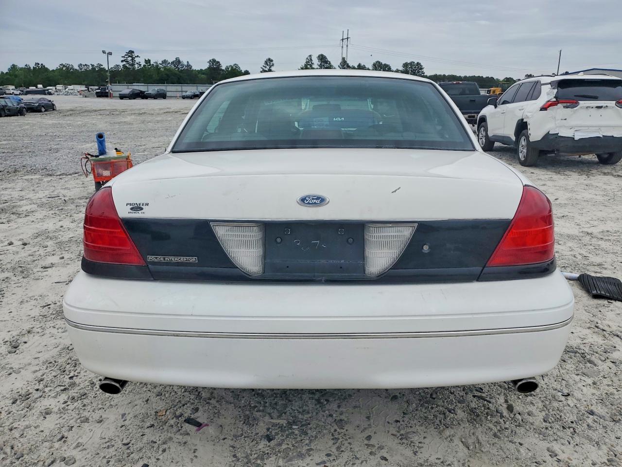 2003 Ford Crown Victoria Police Interceptor White vin: 2FAFP71W93X181418