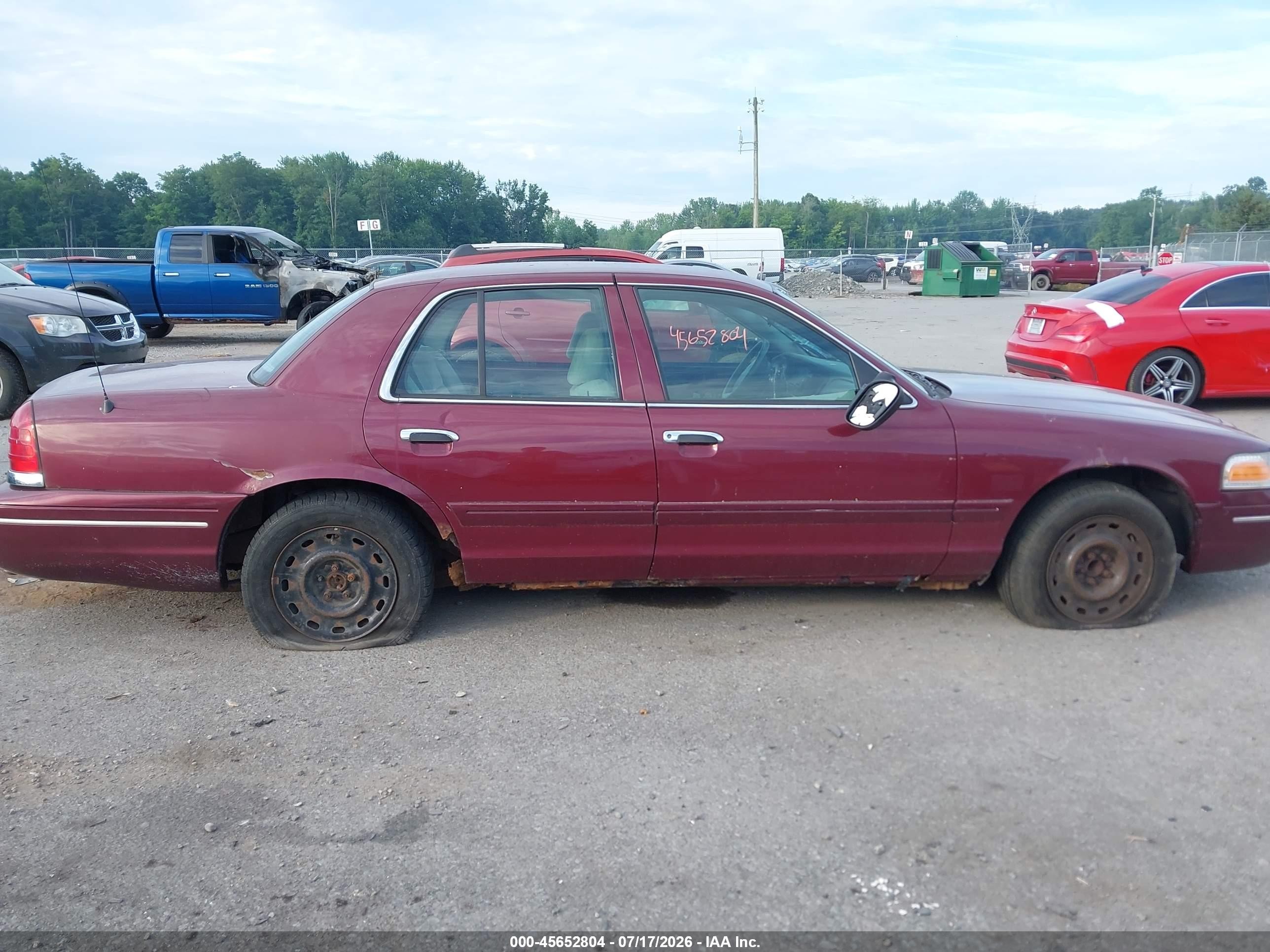 2005 Ford Crown Victoria Police Red vin: 2FAFP71W95X107872