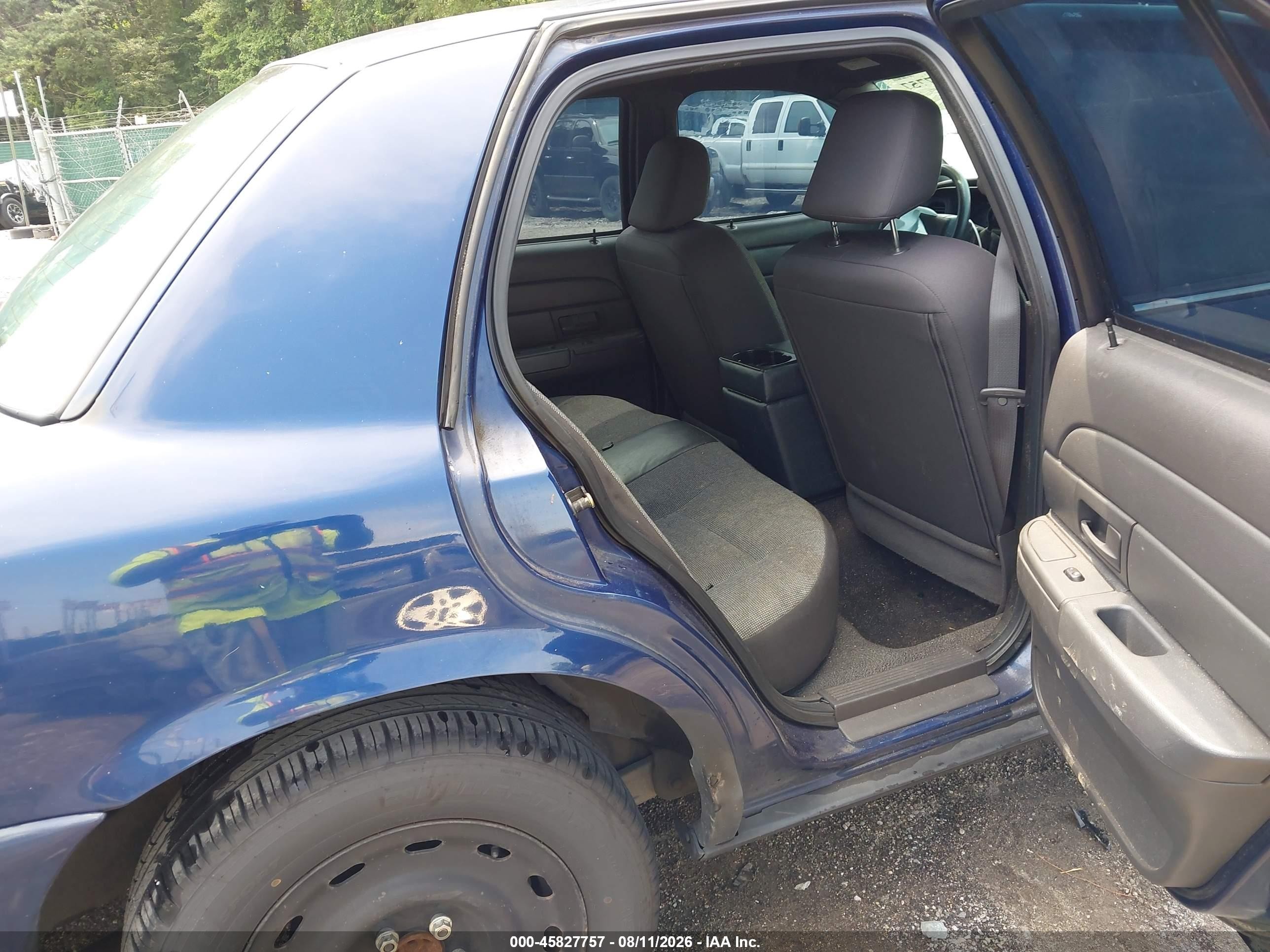 2005 Ford Crown Victoria Police Blue vin: 2FAFP71W95X158577