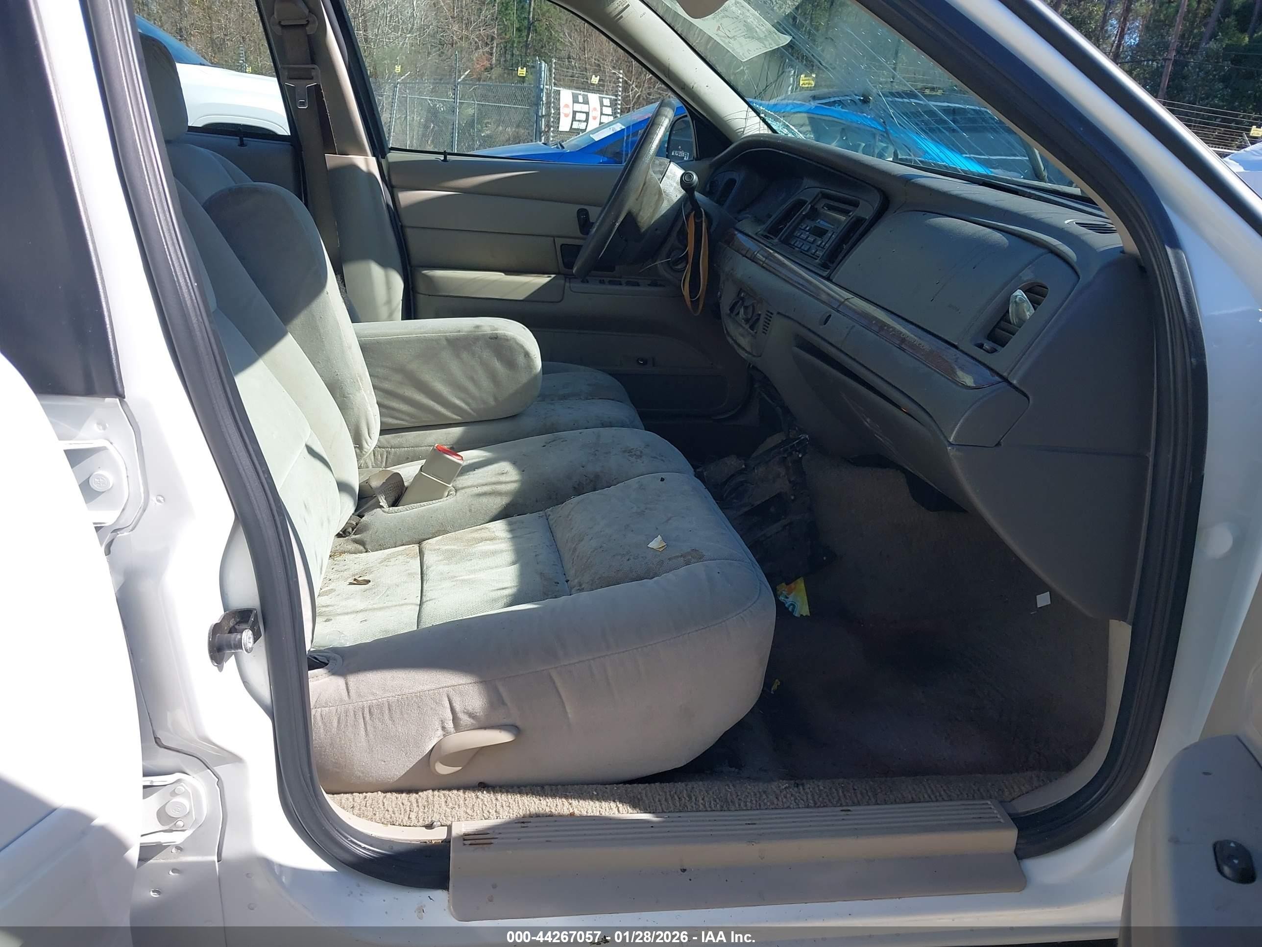 2007 Ford Crown Victoria Standard Белый vin: 2FAFP73V87X116862