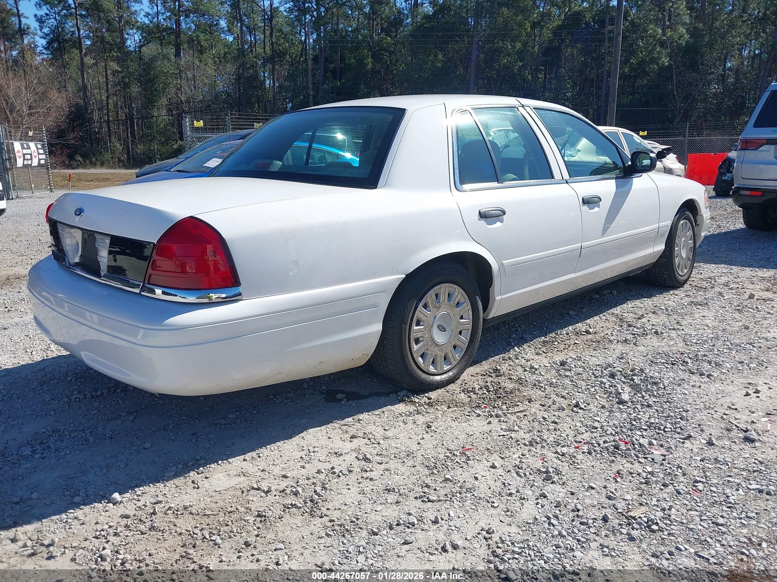 2007 Ford Crown Victoria Standard Белый vin: 2FAFP73V87X116862