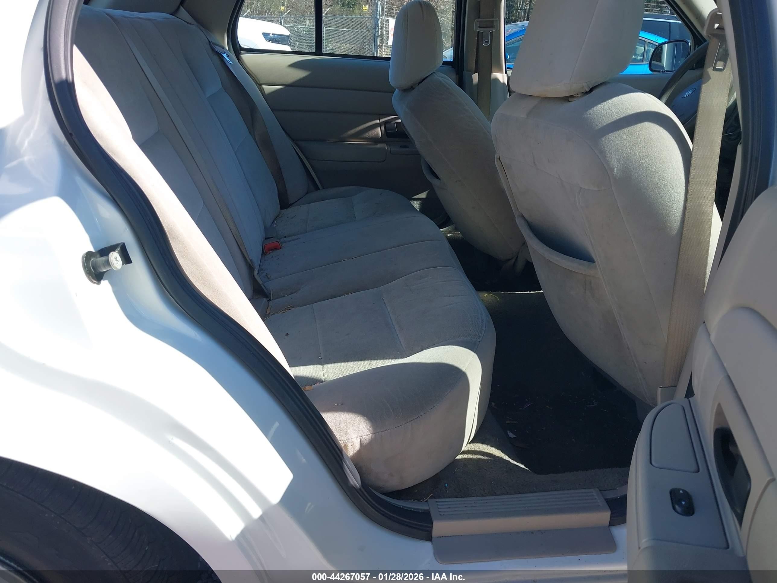 2007 Ford Crown Victoria Standard Белый vin: 2FAFP73V87X116862