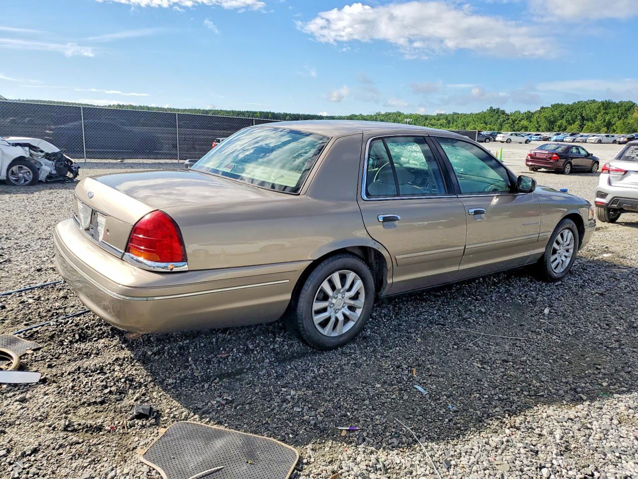 2002 Ford Crown Victoria Tan vin: 2FAFP73W02X101208