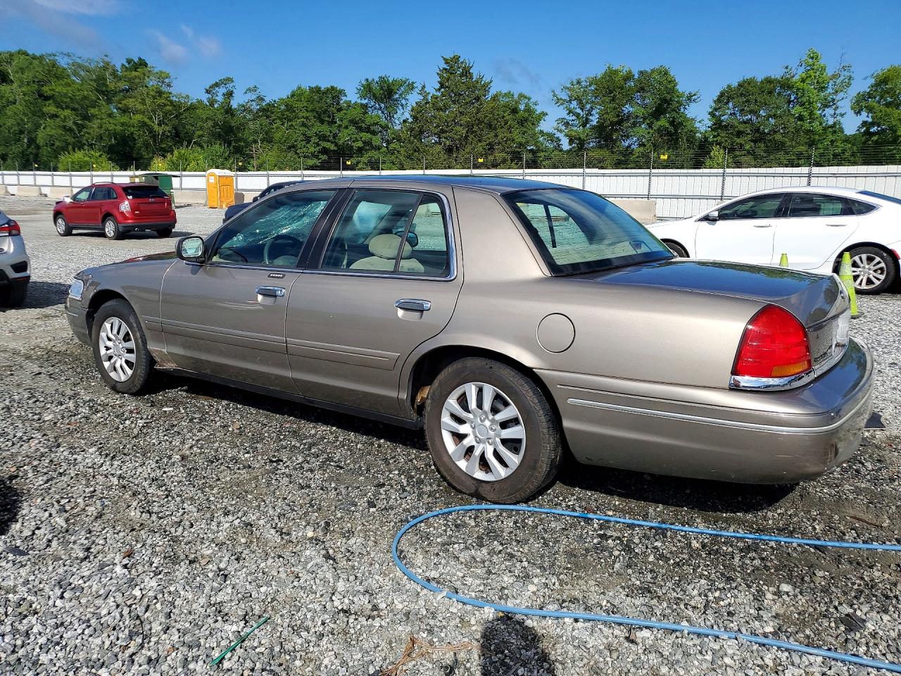 2002 Ford Crown Victoria Tan vin: 2FAFP73W02X101208