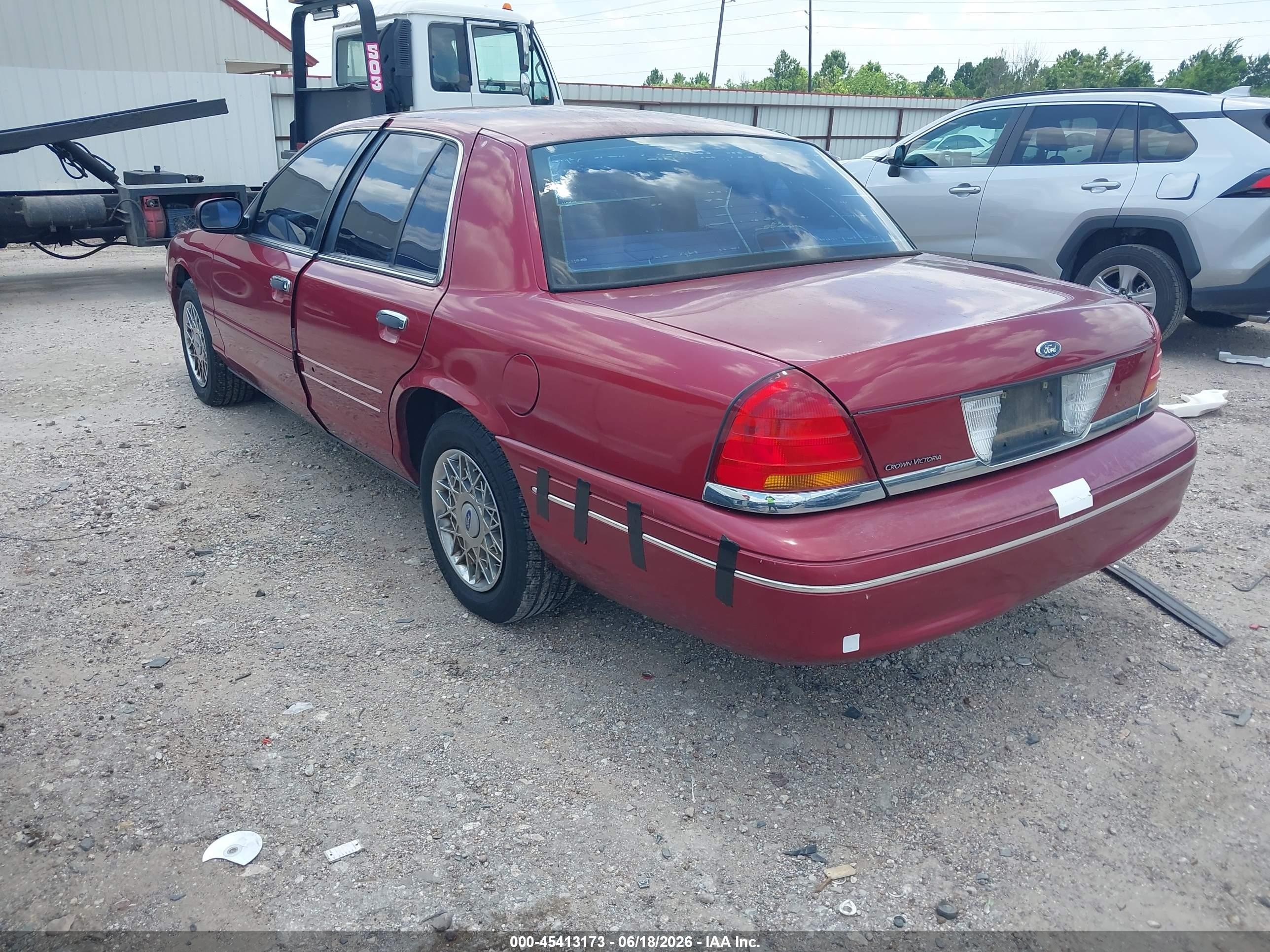 2002 Ford Crown Victoria Standard Red vin: 2FAFP73W02X111513
