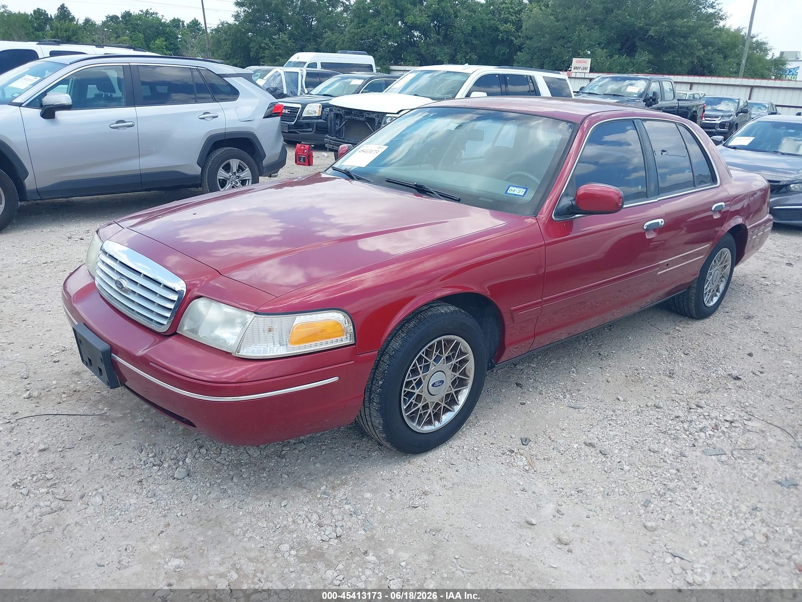 2002 Ford Crown Victoria Standard Red vin: 2FAFP73W02X111513