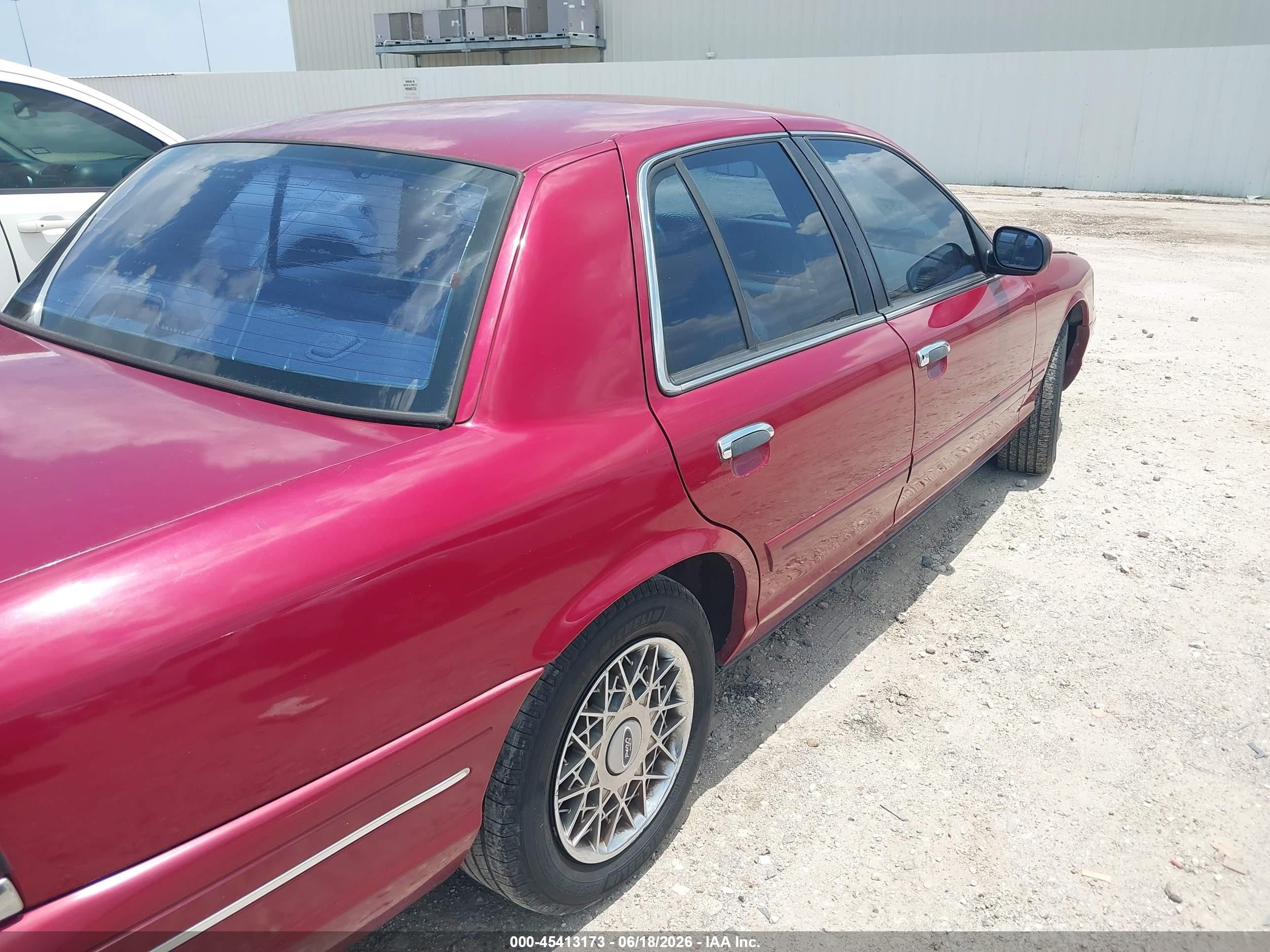 2002 Ford Crown Victoria Standard Red vin: 2FAFP73W02X111513