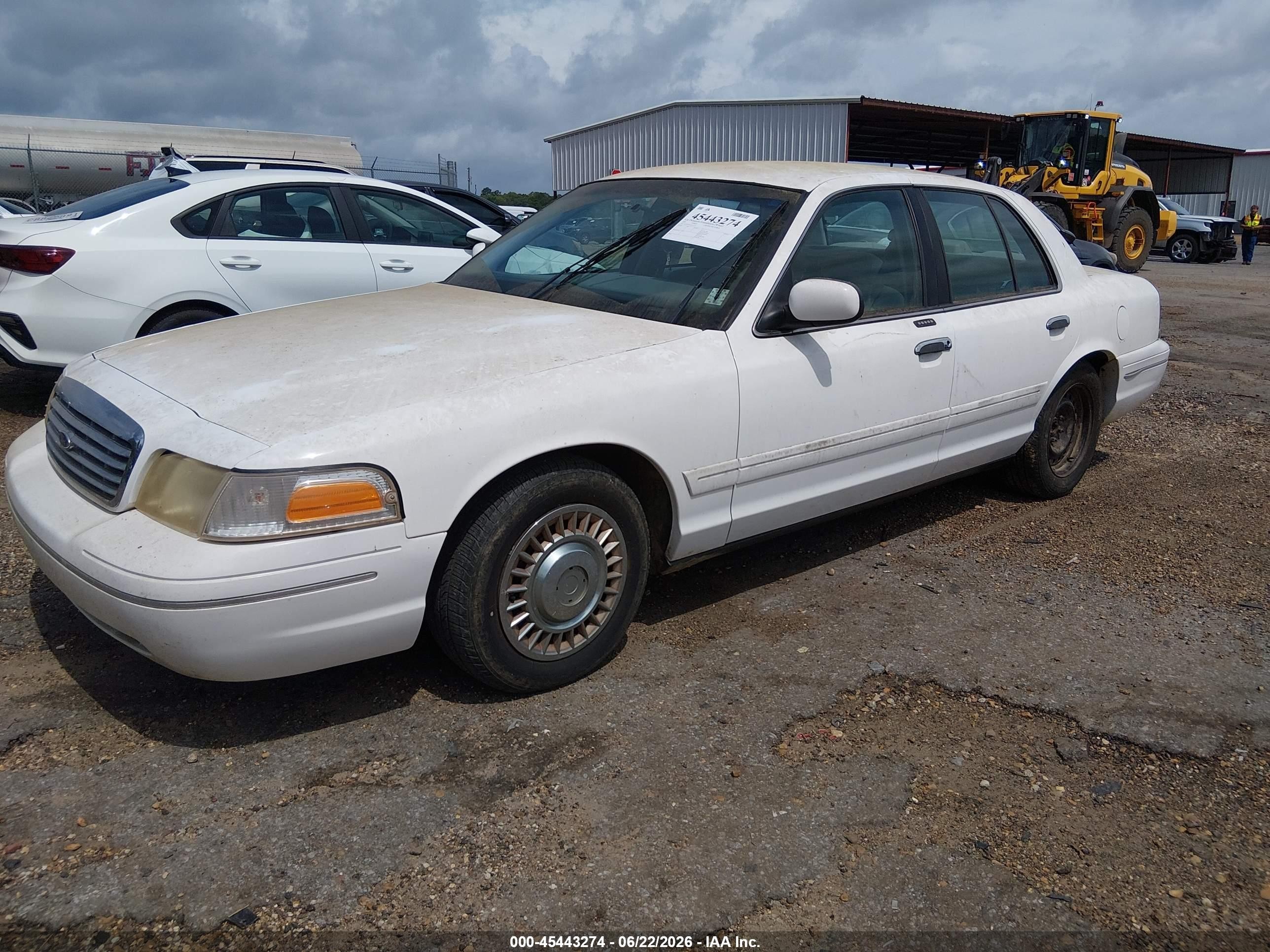 2001 Ford Crown Victoria   White vin: 2FAFP73W21X121572