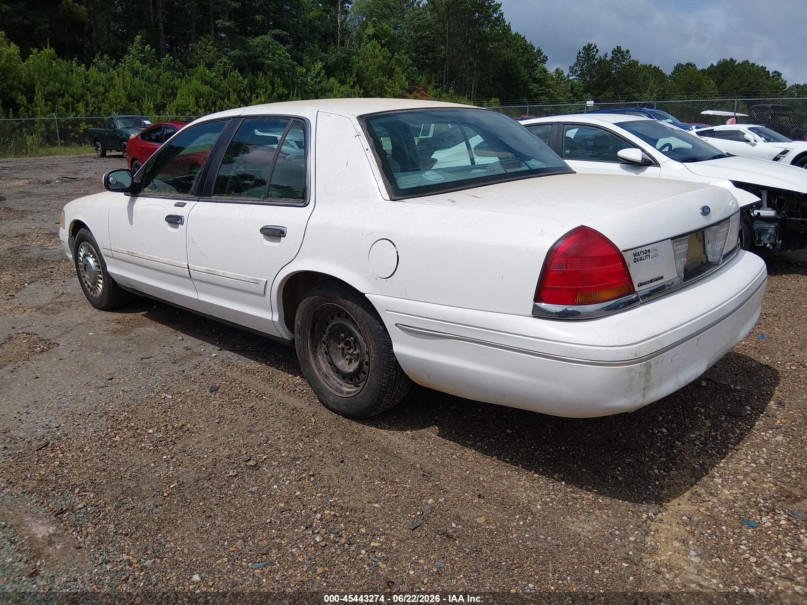 2001 Ford Crown Victoria   White vin: 2FAFP73W21X121572