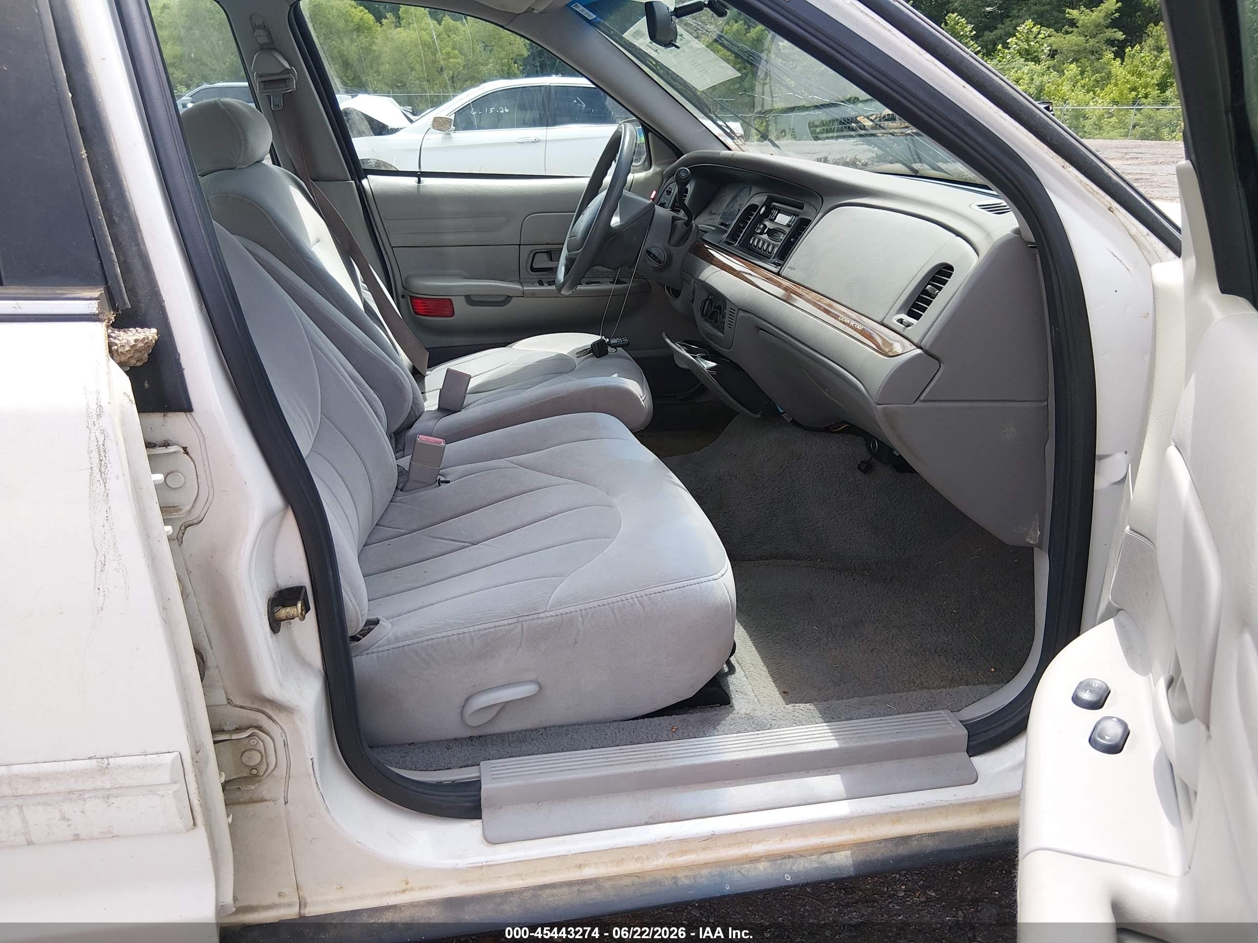 2001 Ford Crown Victoria   White vin: 2FAFP73W21X121572