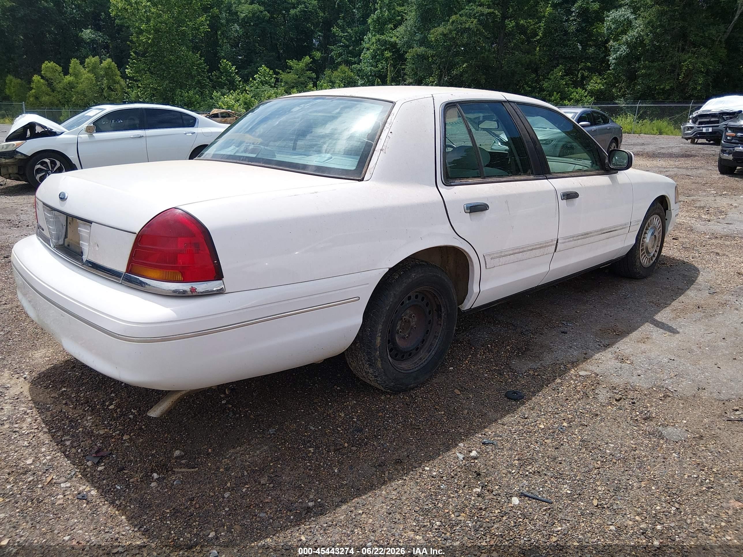 2001 Ford Crown Victoria   White vin: 2FAFP73W21X121572