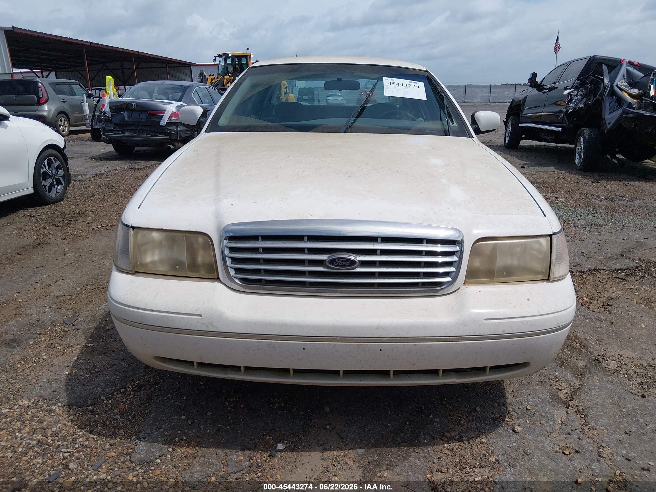 2001 Ford Crown Victoria   White vin: 2FAFP73W21X121572