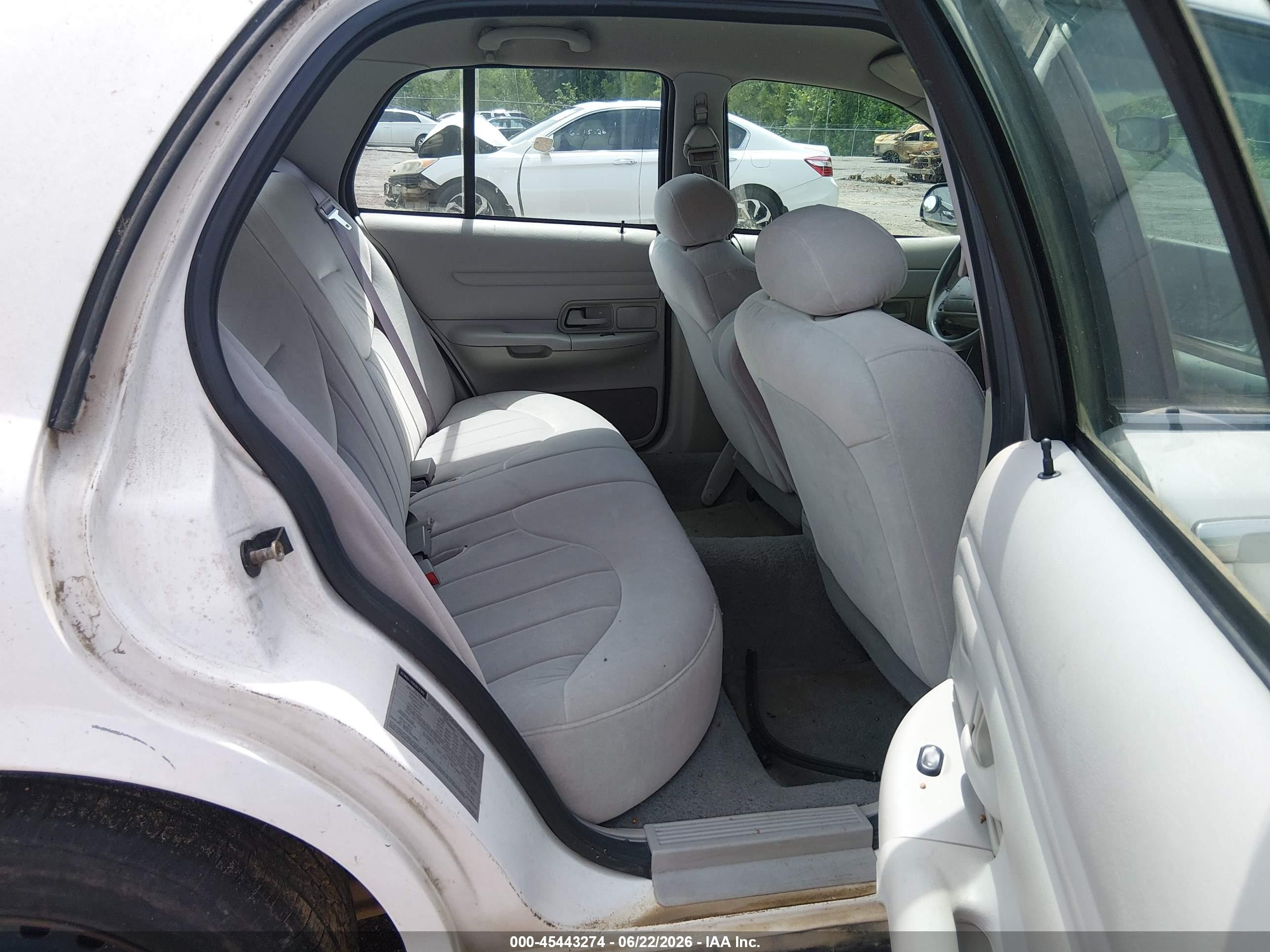2001 Ford Crown Victoria   White vin: 2FAFP73W21X121572