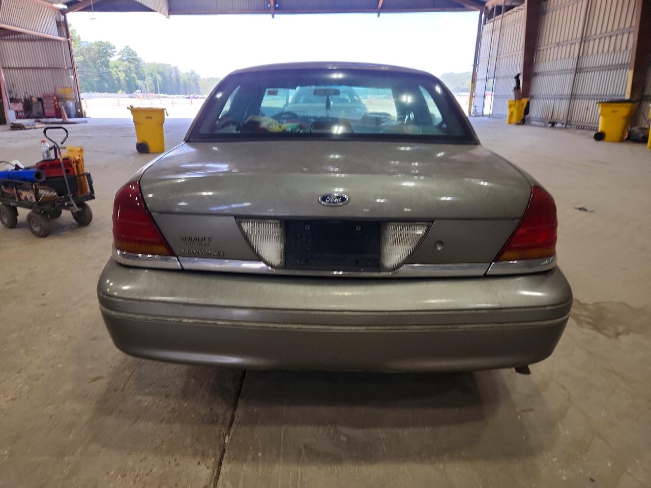 2001 Ford Crown Victoria Green vin: 2FAFP73W21X124942