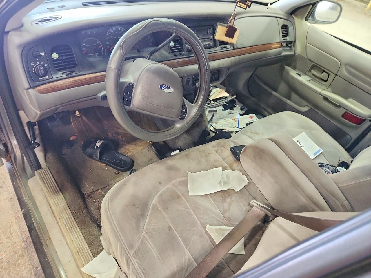 2001 Ford Crown Victoria Green vin: 2FAFP73W21X124942