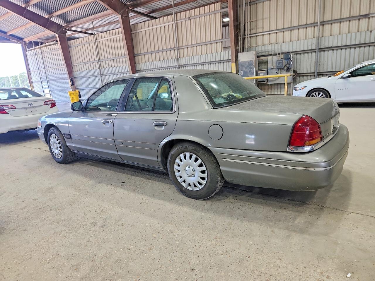 2001 Ford Crown Victoria Green vin: 2FAFP73W21X124942
