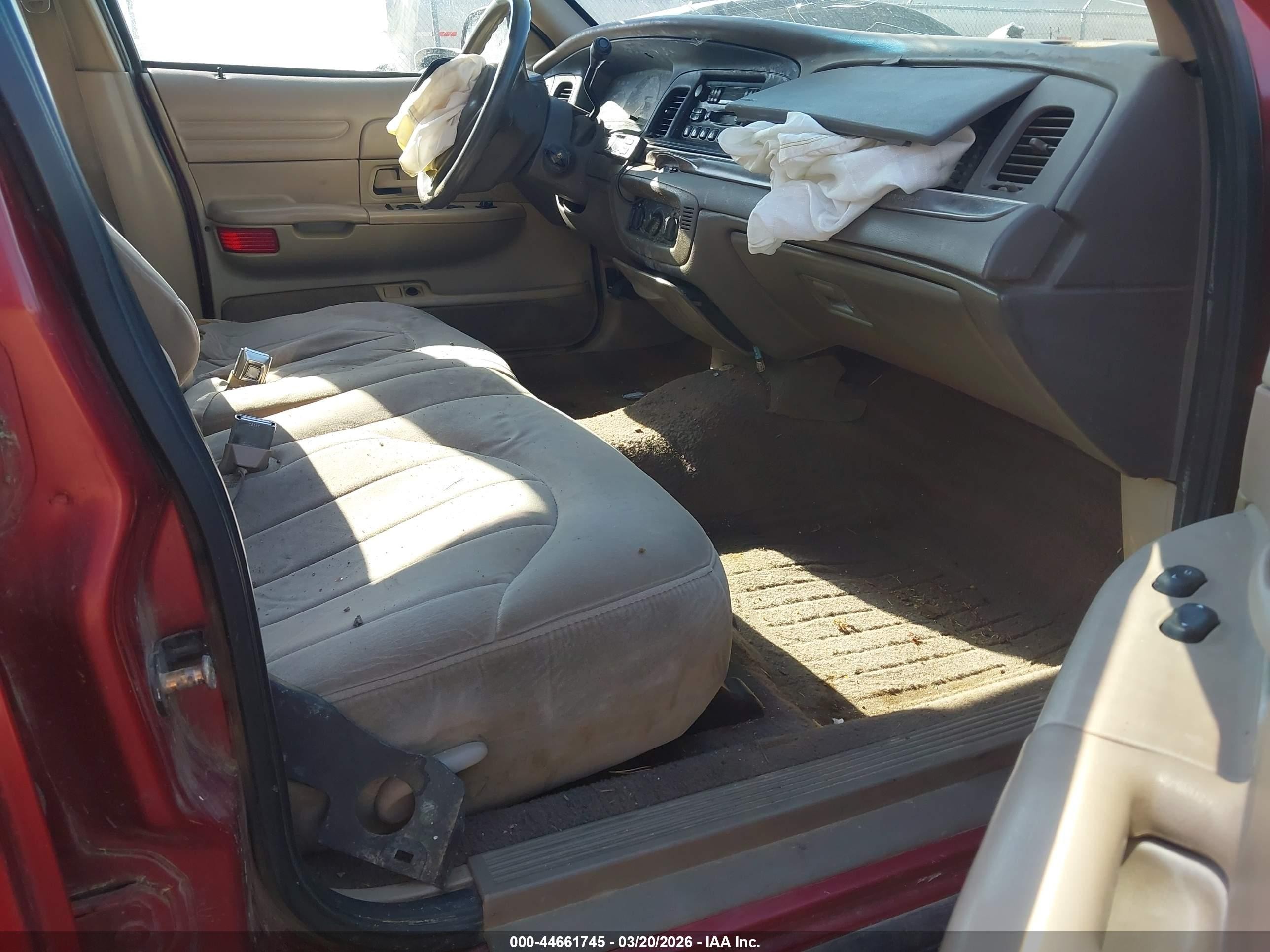 2000 Ford Crown Victoria Burgundy vin: 2FAFP73W2YX105897