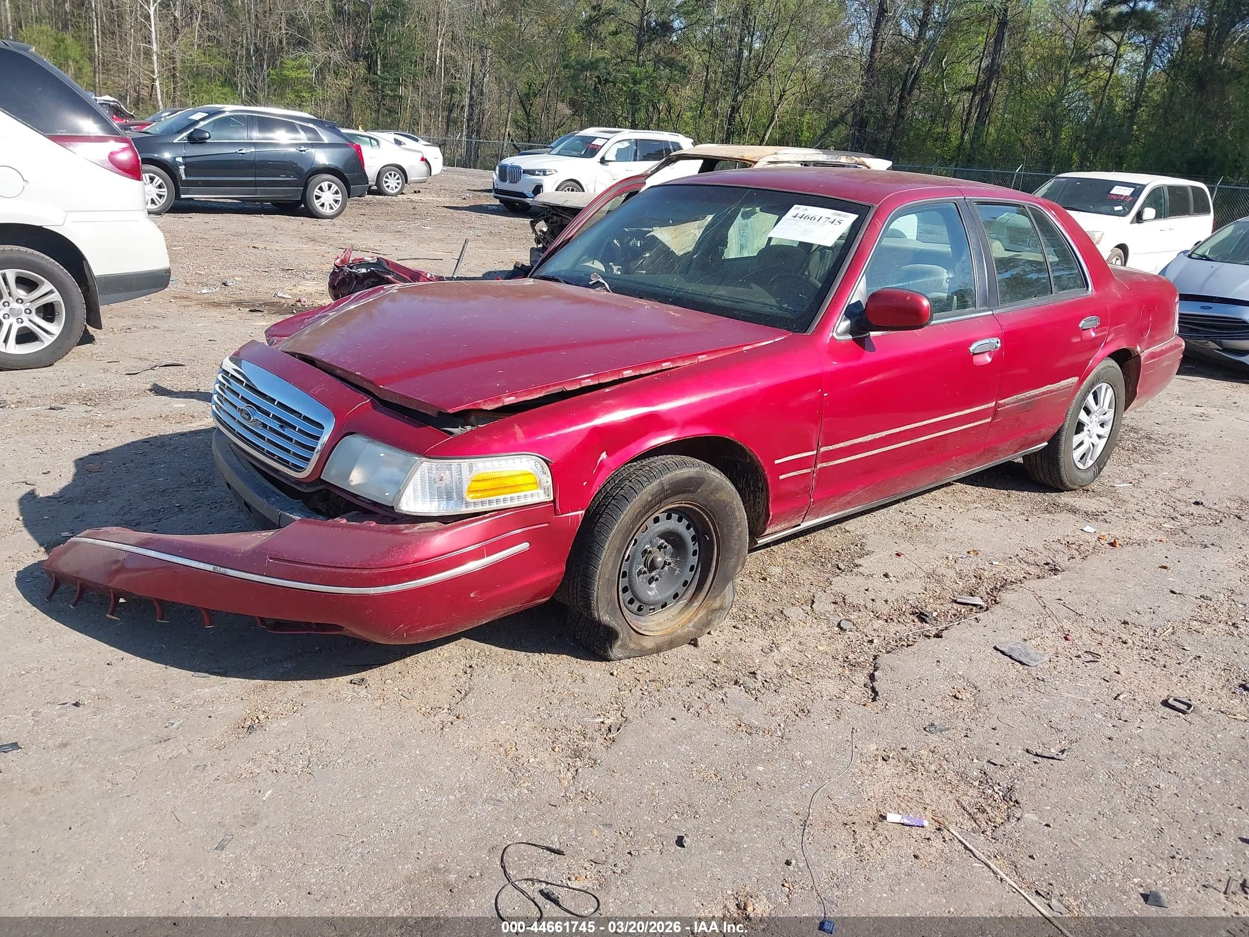 2000 Ford Crown Victoria Burgundy vin: 2FAFP73W2YX105897