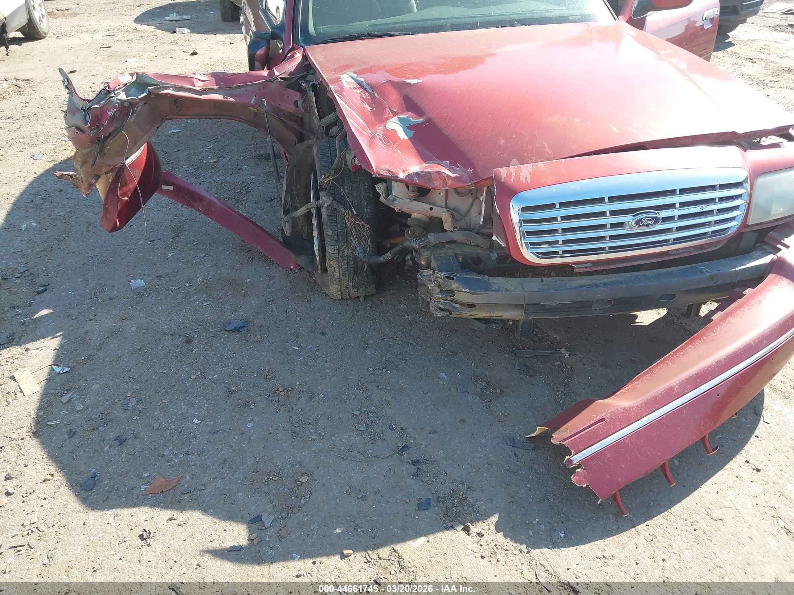 2000 Ford Crown Victoria Burgundy vin: 2FAFP73W2YX105897