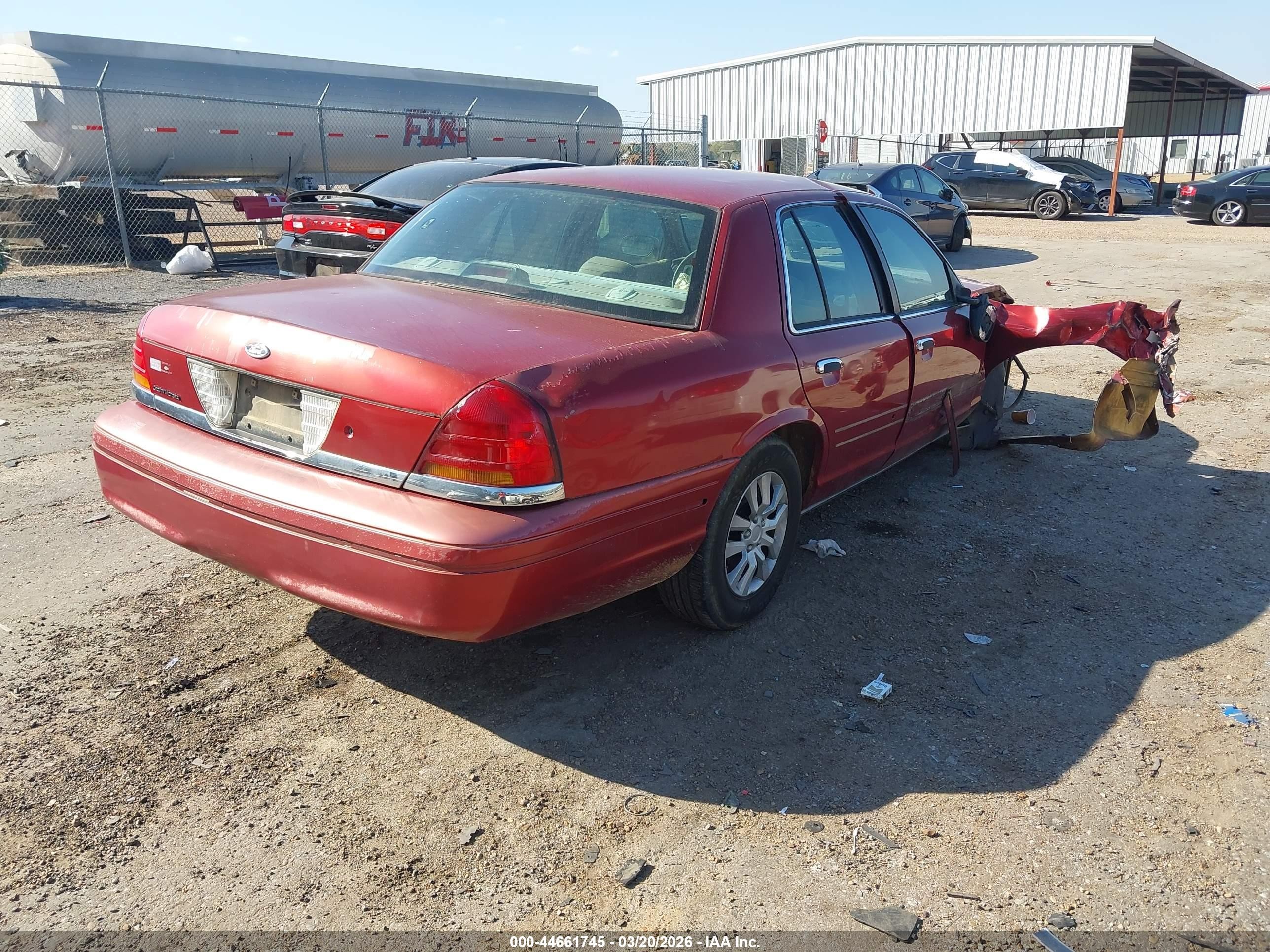2000 Ford Crown Victoria Burgundy vin: 2FAFP73W2YX105897