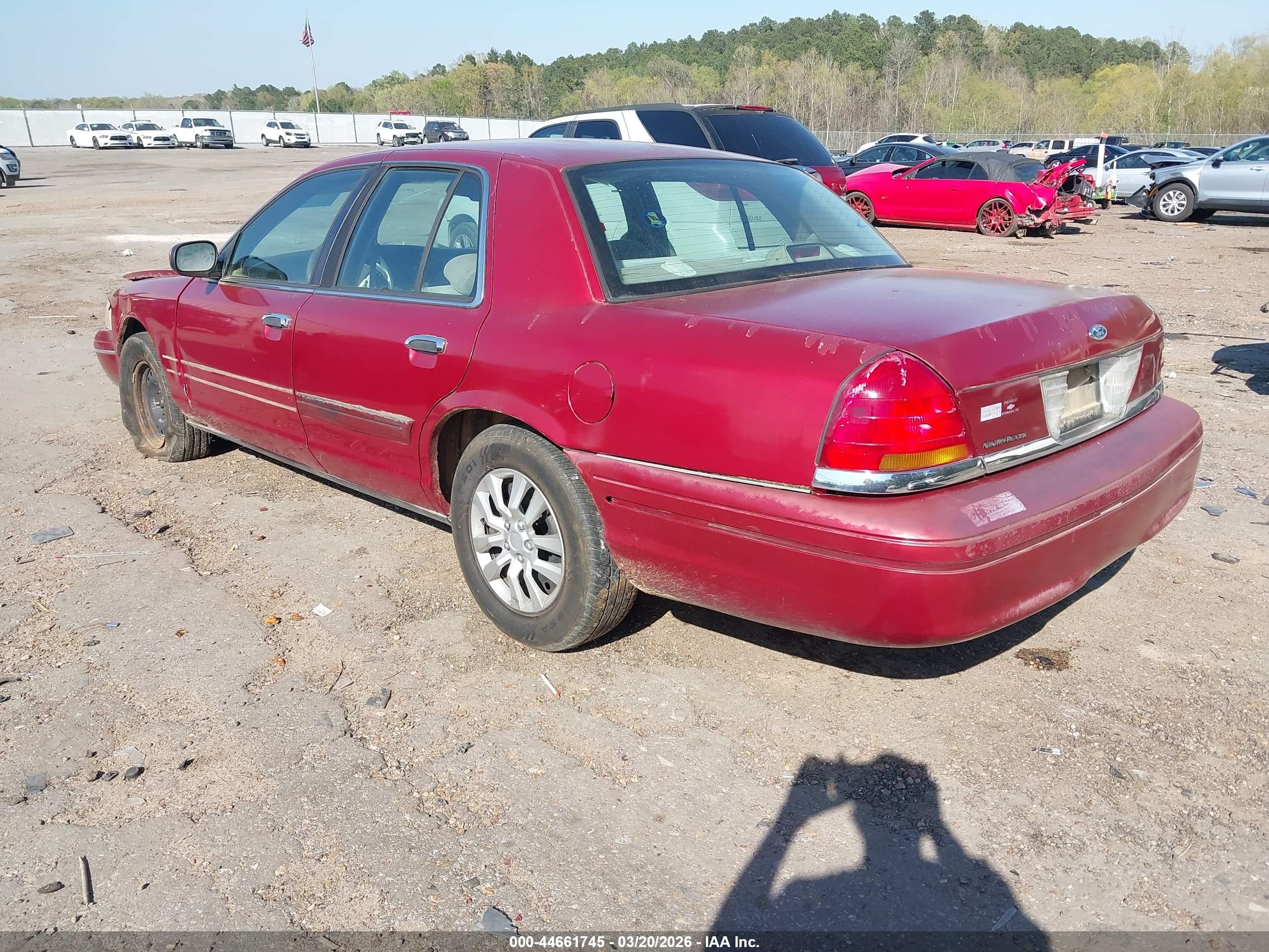 2000 Ford Crown Victoria Burgundy vin: 2FAFP73W2YX105897