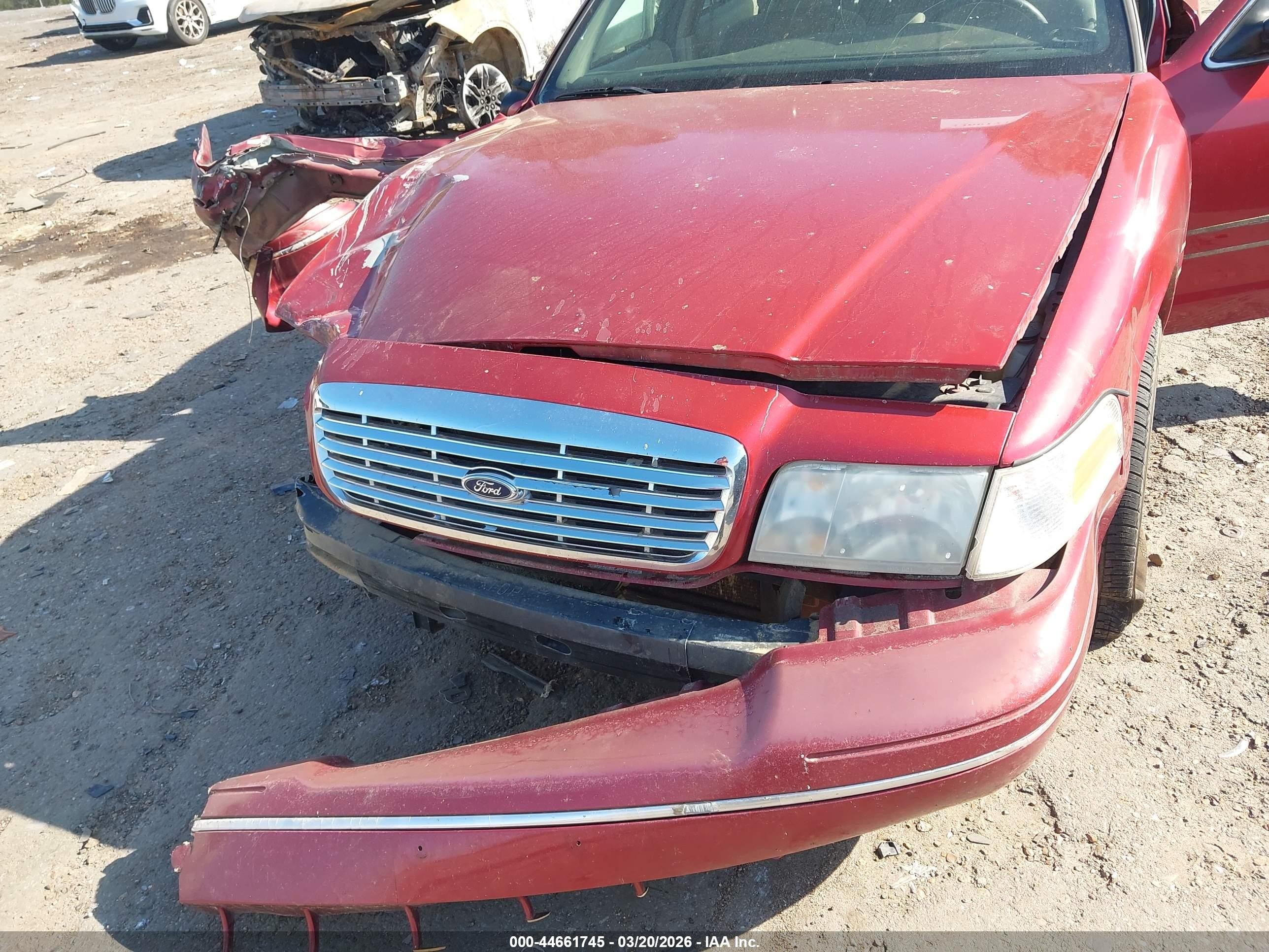 2000 Ford Crown Victoria Burgundy vin: 2FAFP73W2YX105897