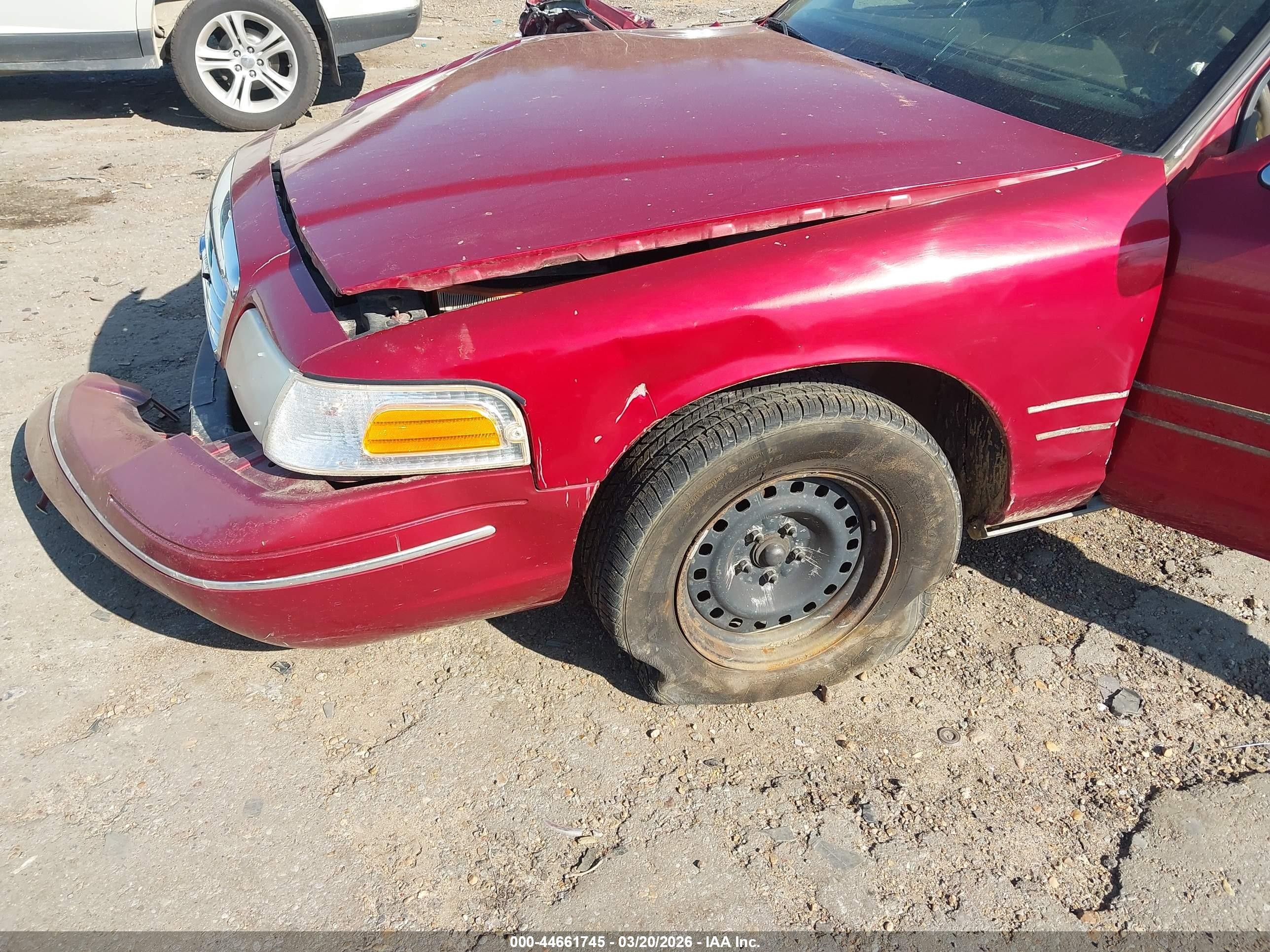 2000 Ford Crown Victoria Burgundy vin: 2FAFP73W2YX105897