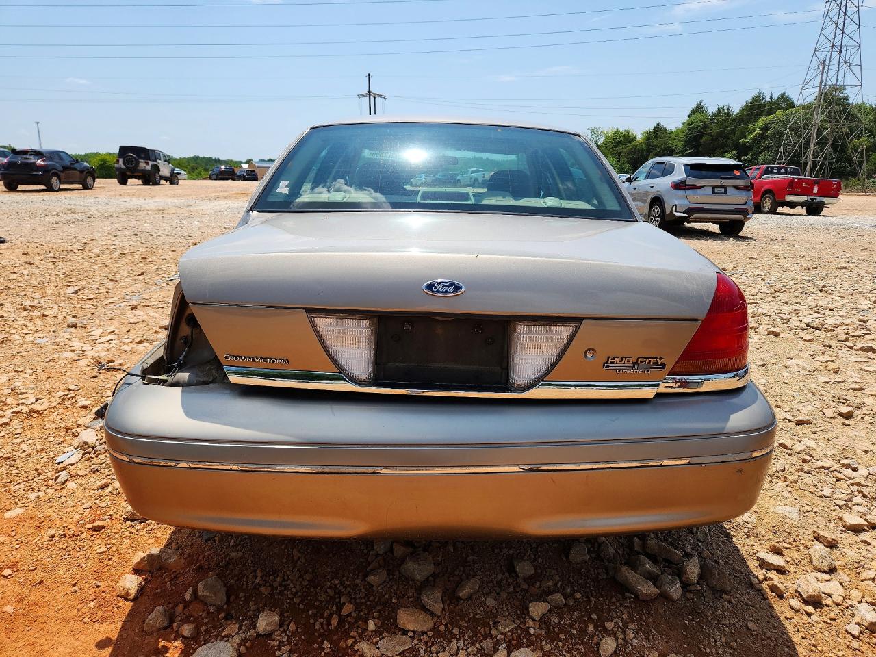 2003 Ford Crown Victoria Золотой vin: 2FAFP73W43X197121