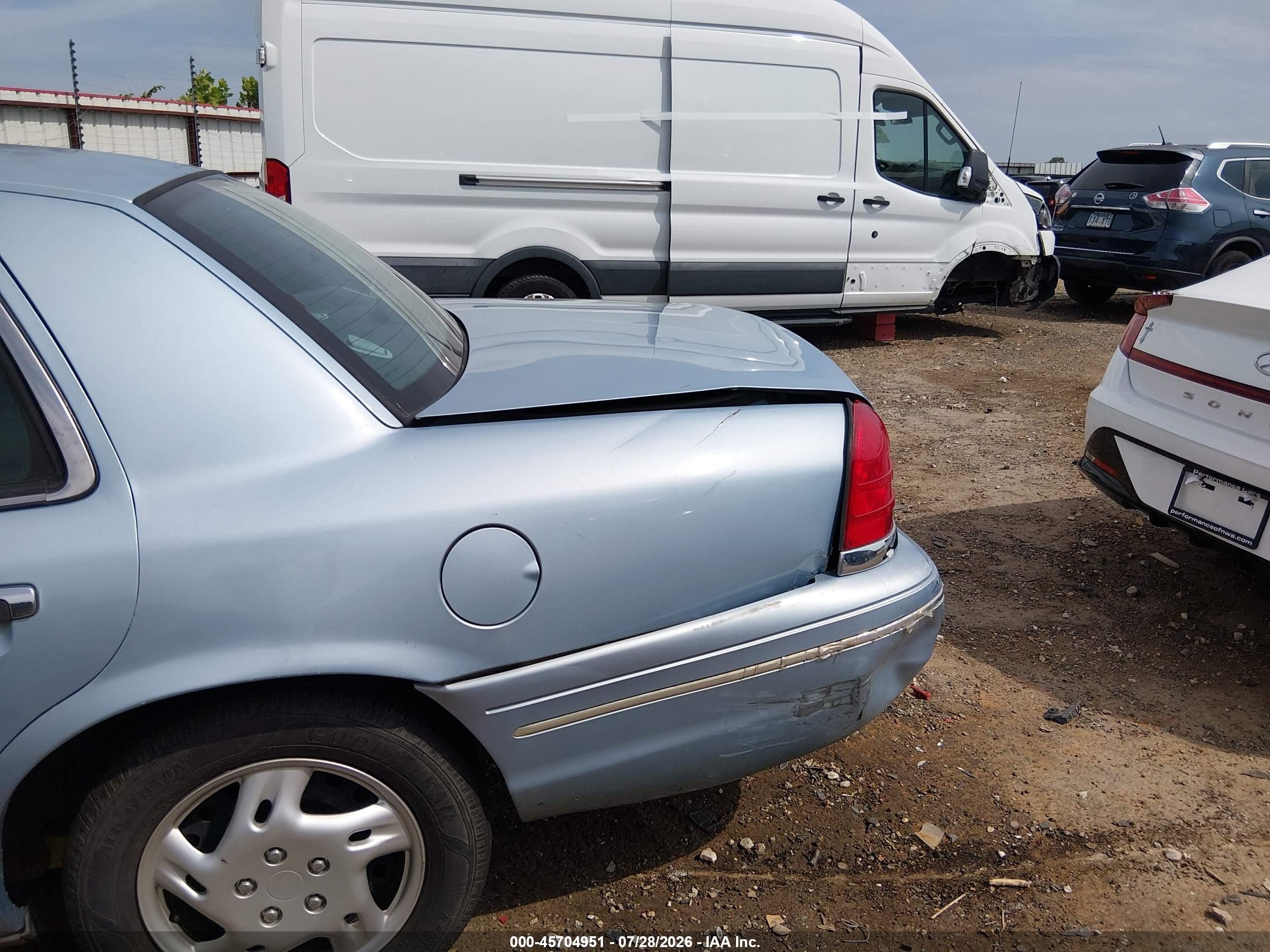 2000 Ford Crown Victoria   Blue vin: 2FAFP73W4YX177720