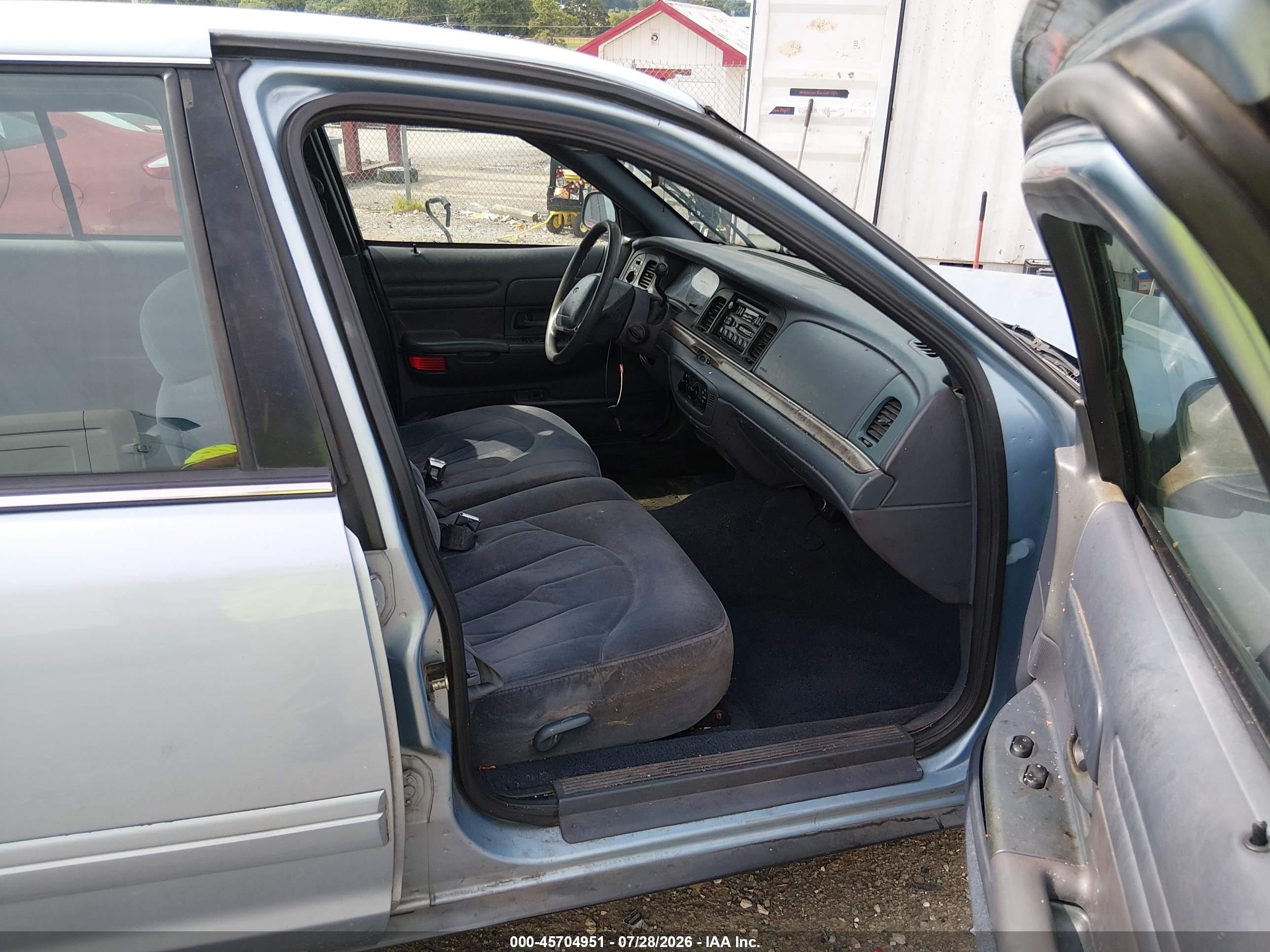 2000 Ford Crown Victoria   Blue vin: 2FAFP73W4YX177720
