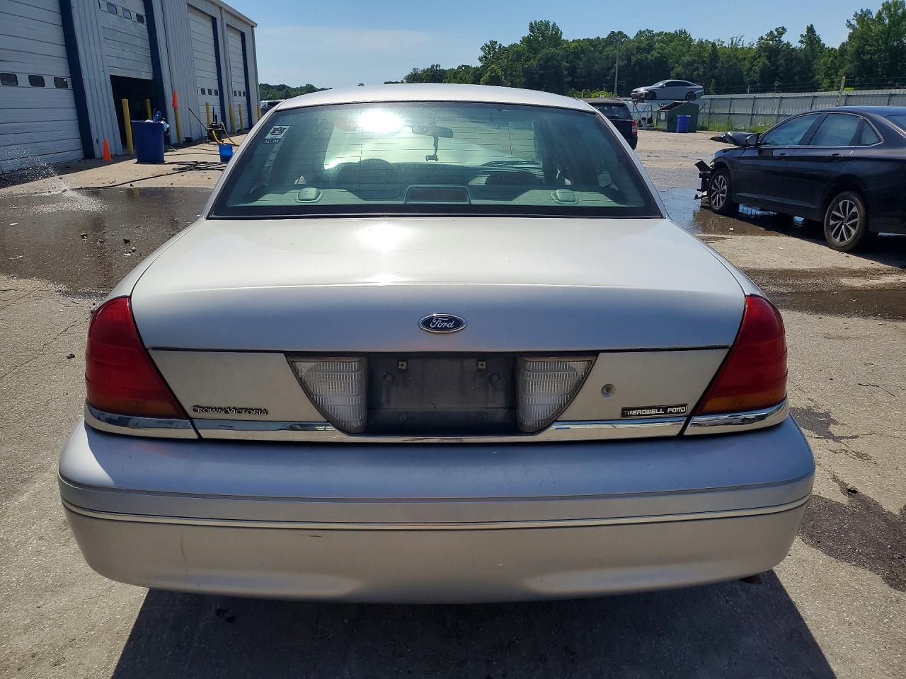 2001 Ford Crown Victoria Silver vin: 2FAFP73W61X117718