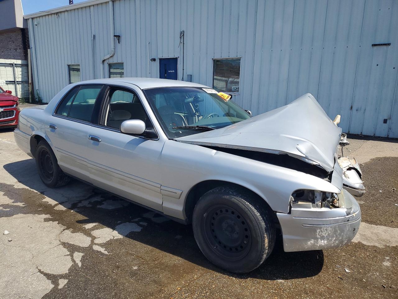 2001 Ford Crown Victoria Silver vin: 2FAFP73W61X117718