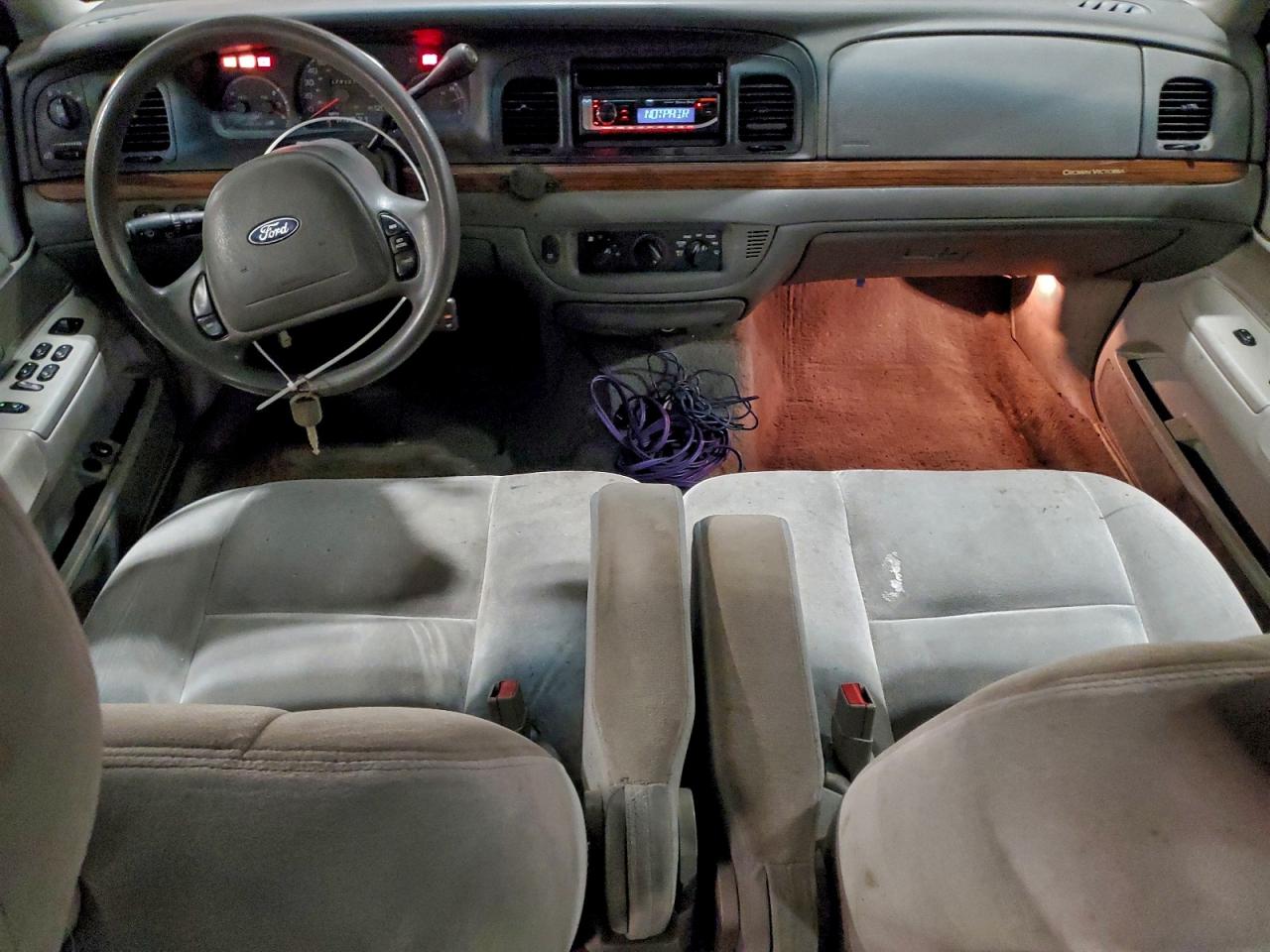 2003 Ford Crown Victoria Maroon vin: 2FAFP73W63X124476