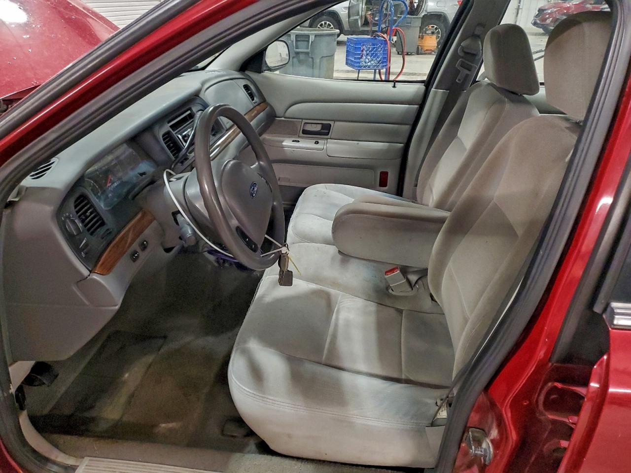 2003 Ford Crown Victoria Maroon vin: 2FAFP73W63X124476