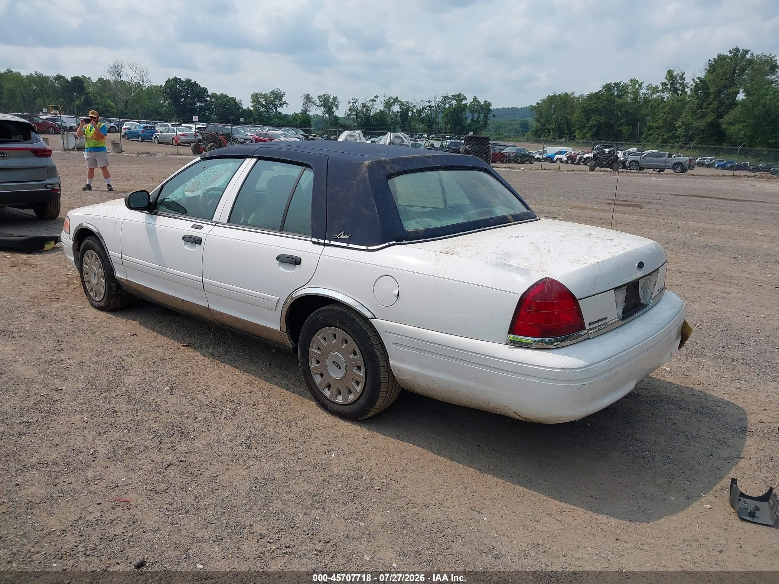 2005 Ford Crown Victoria Standard White vin: 2FAFP73W75X107351