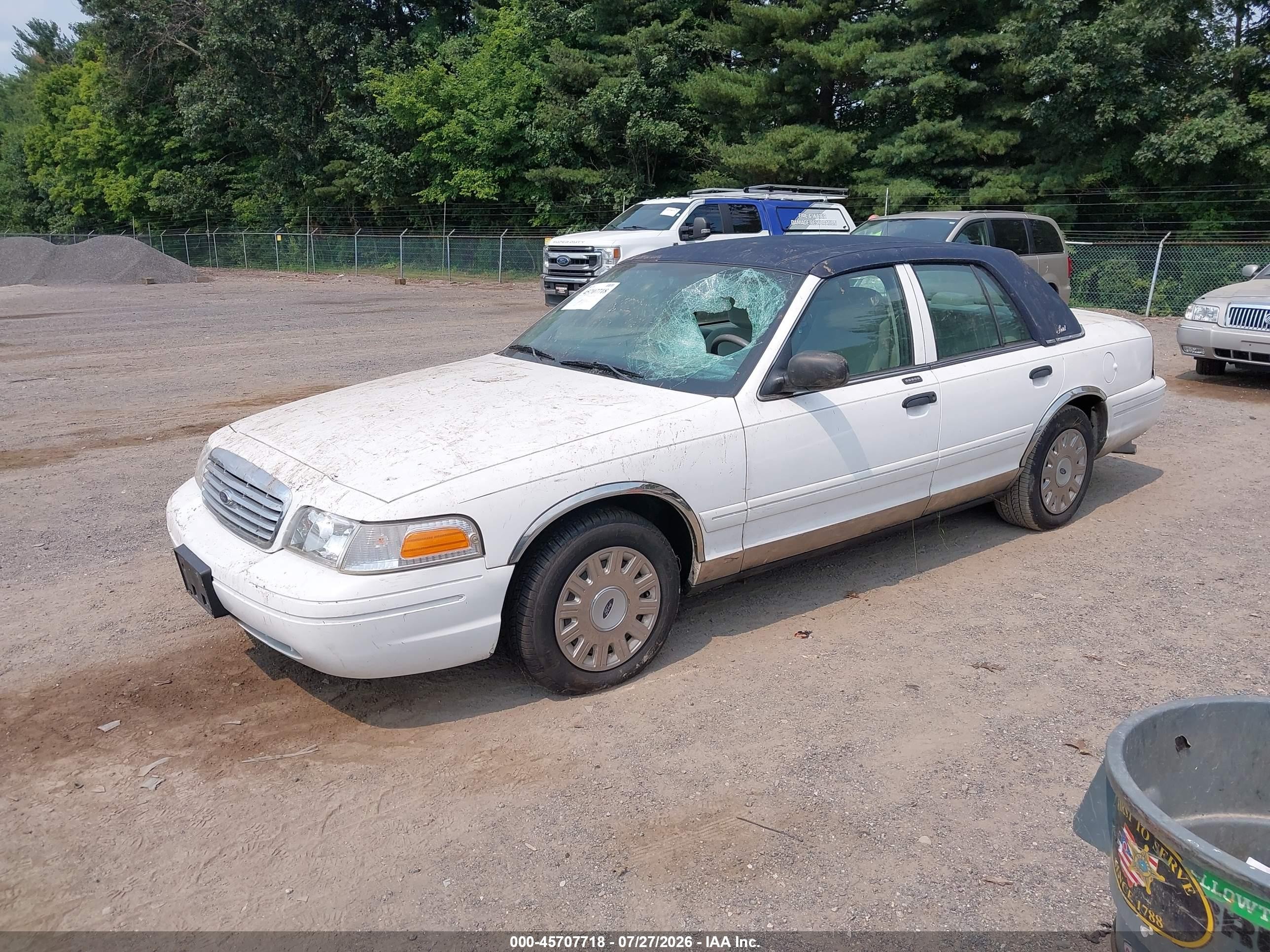 2005 Ford Crown Victoria Standard White vin: 2FAFP73W75X107351