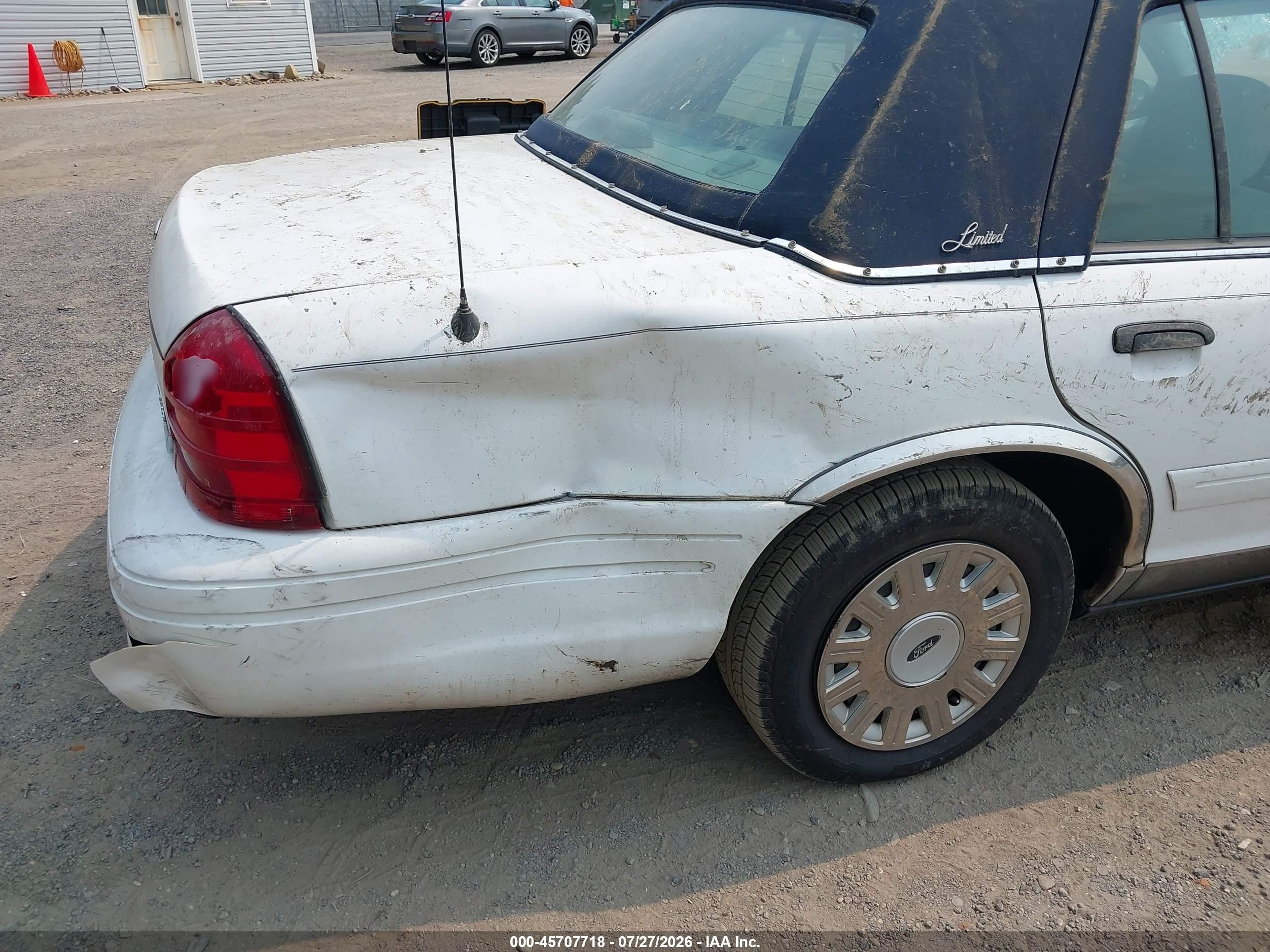 2005 Ford Crown Victoria Standard White vin: 2FAFP73W75X107351