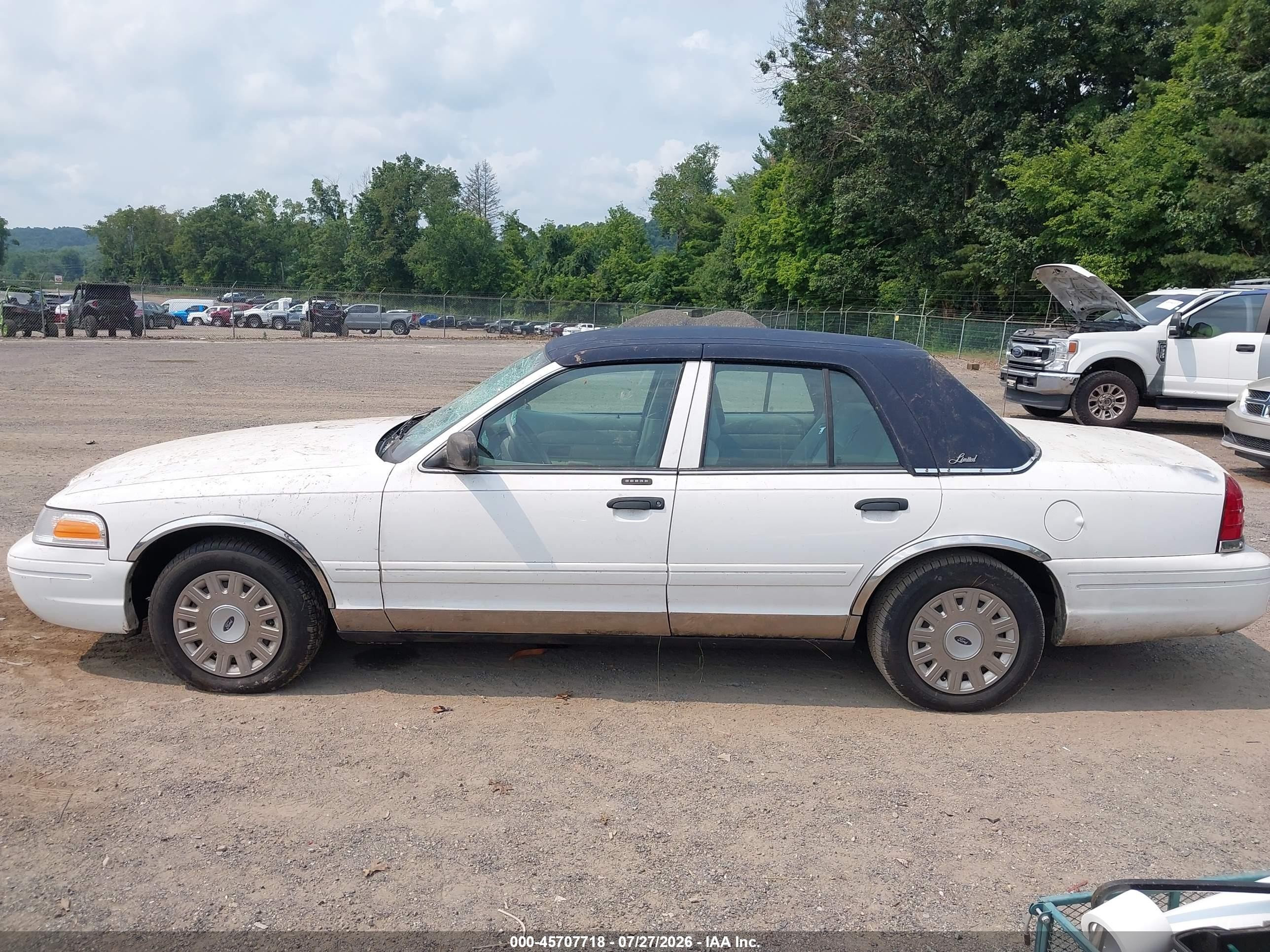 2005 Ford Crown Victoria Standard White vin: 2FAFP73W75X107351