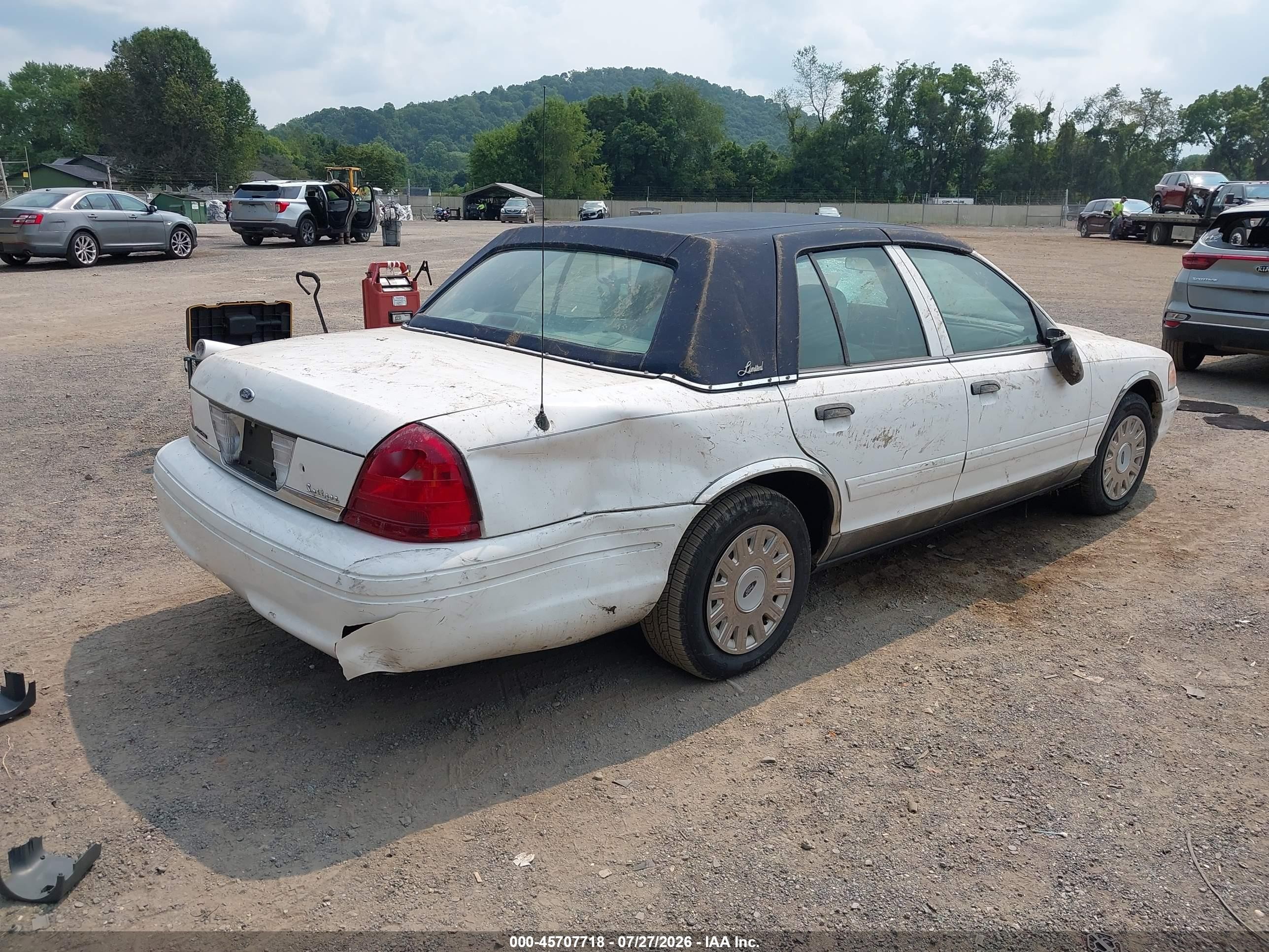 2005 Ford Crown Victoria Standard White vin: 2FAFP73W75X107351