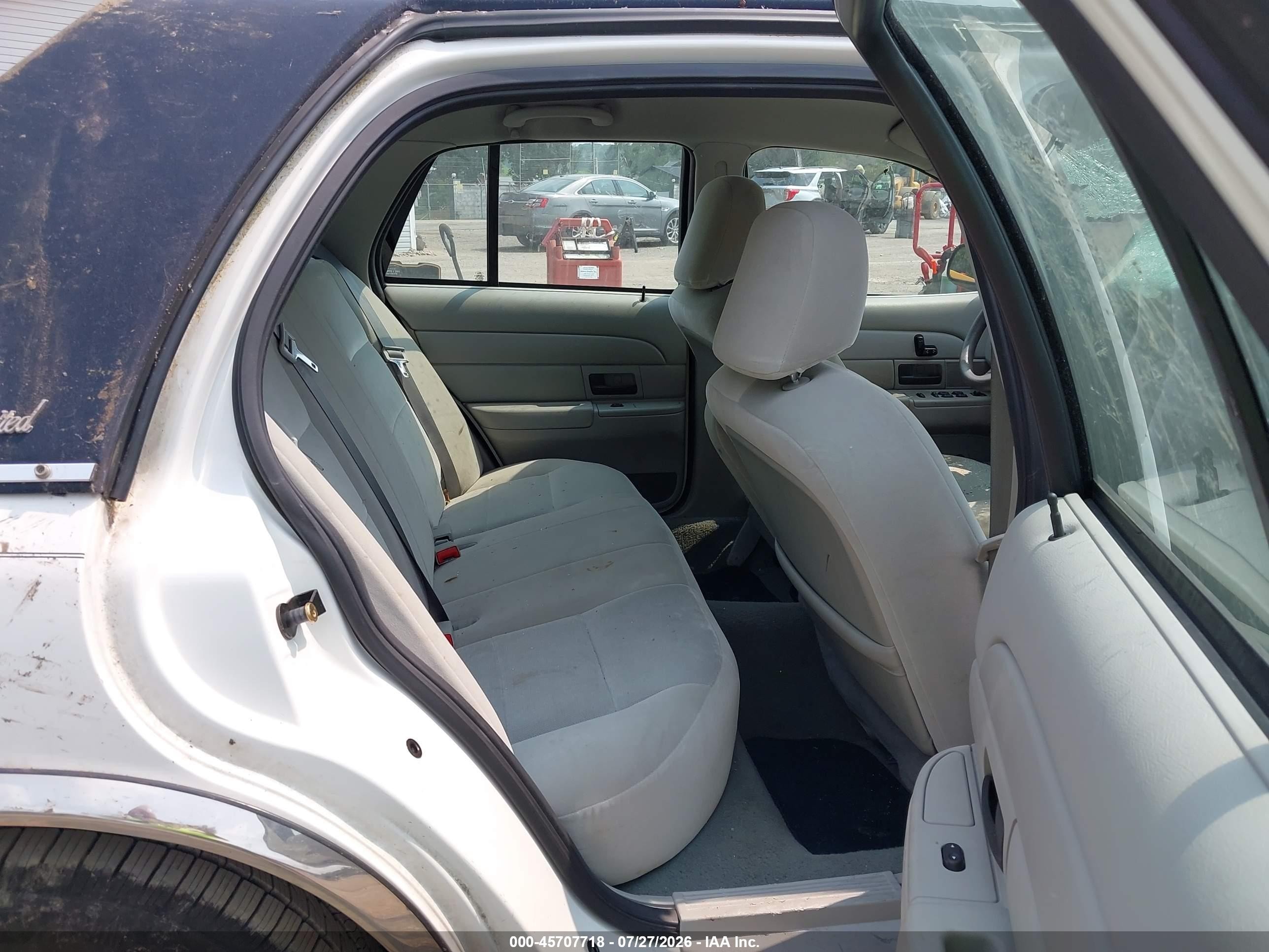 2005 Ford Crown Victoria Standard White vin: 2FAFP73W75X107351