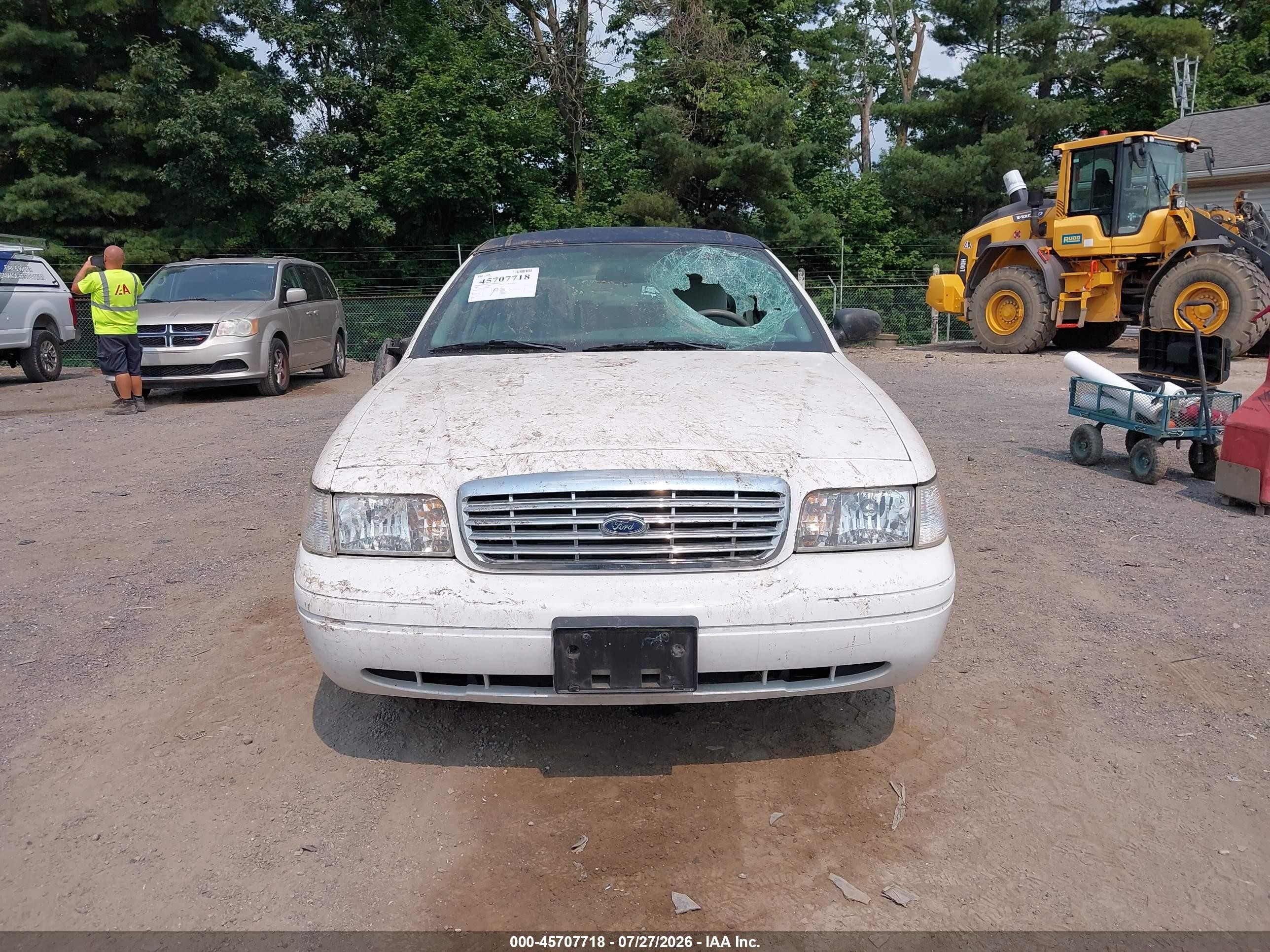 2005 Ford Crown Victoria Standard White vin: 2FAFP73W75X107351
