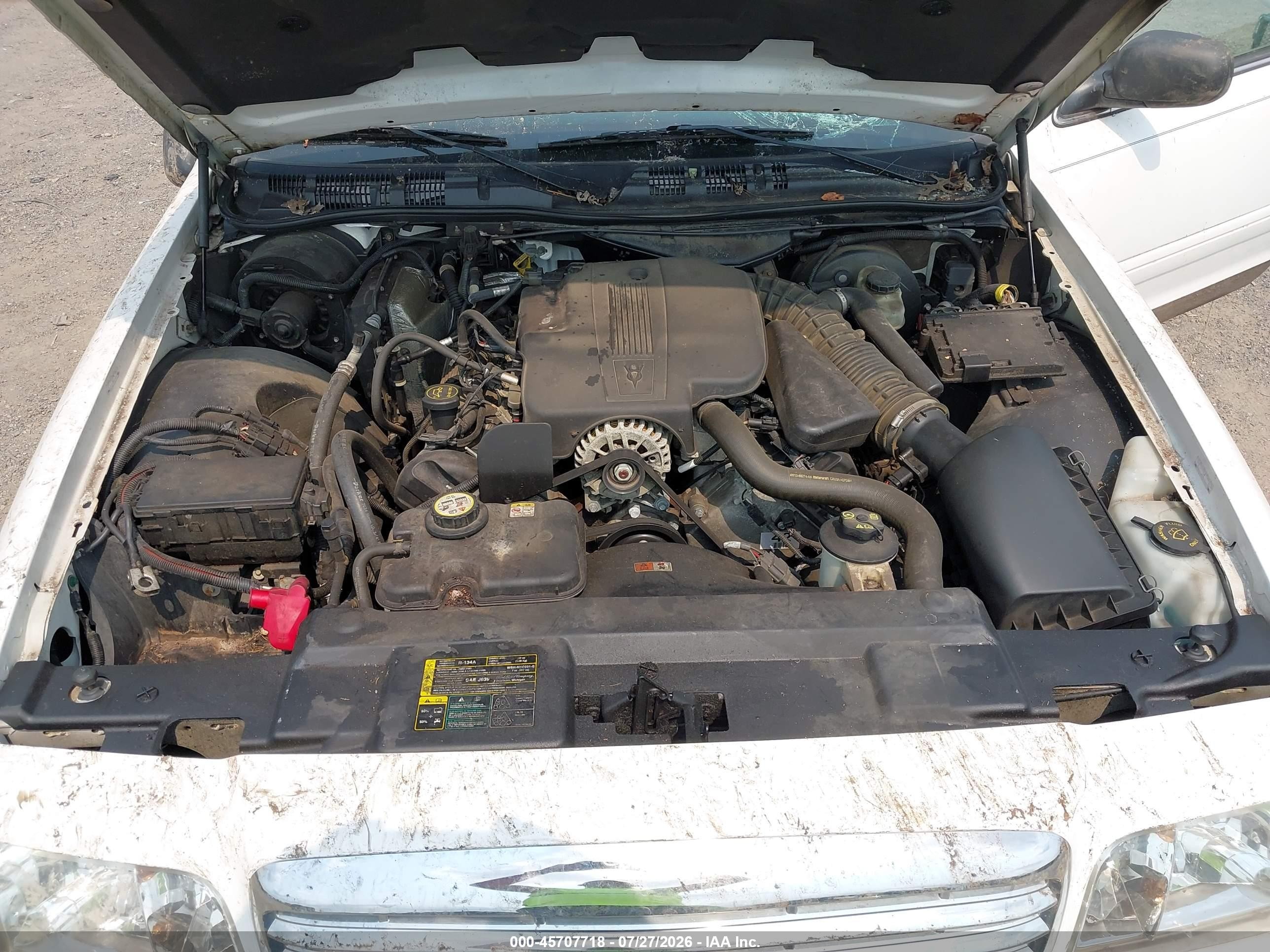 2005 Ford Crown Victoria Standard White vin: 2FAFP73W75X107351