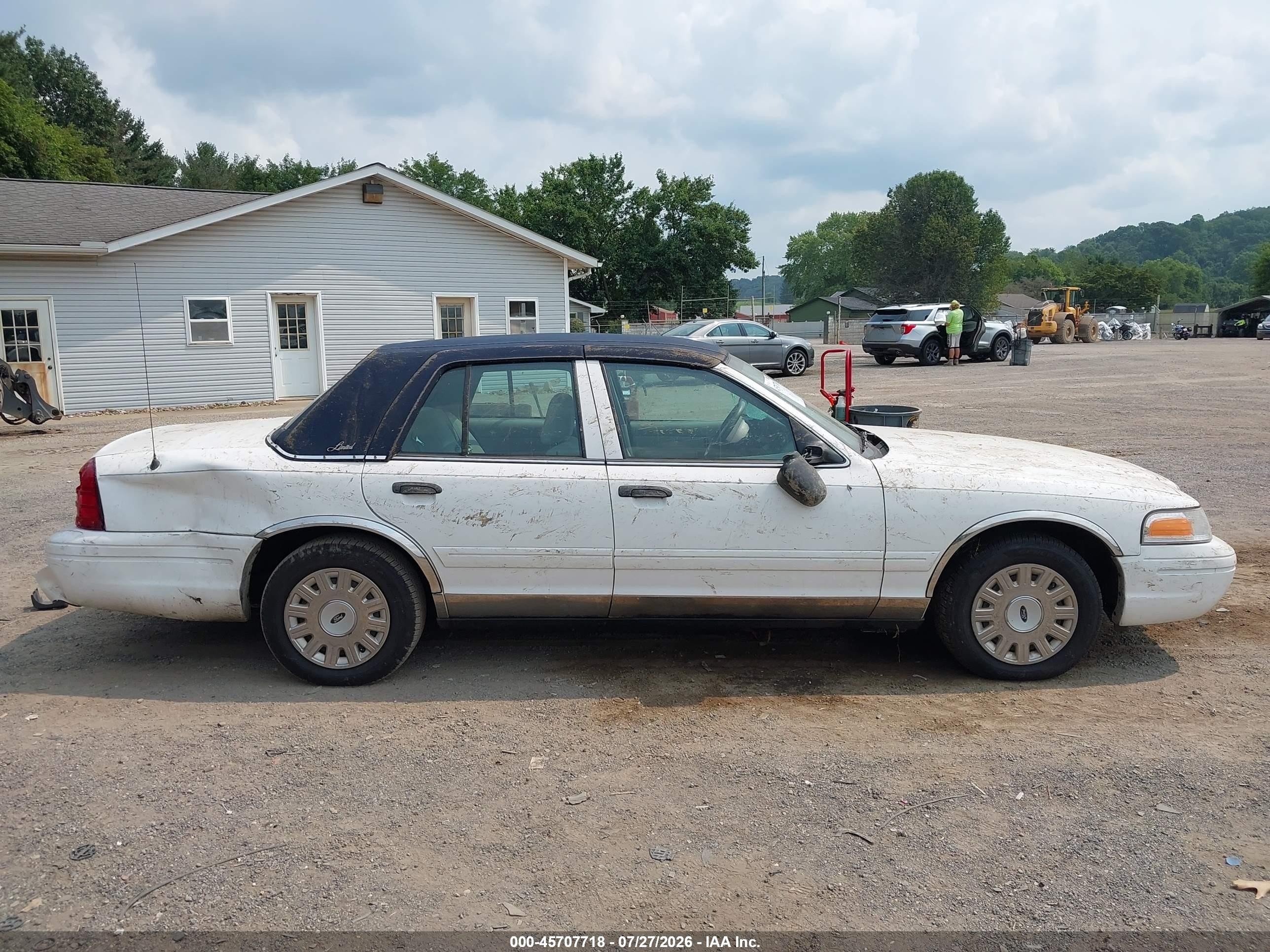 2005 Ford Crown Victoria Standard White vin: 2FAFP73W75X107351