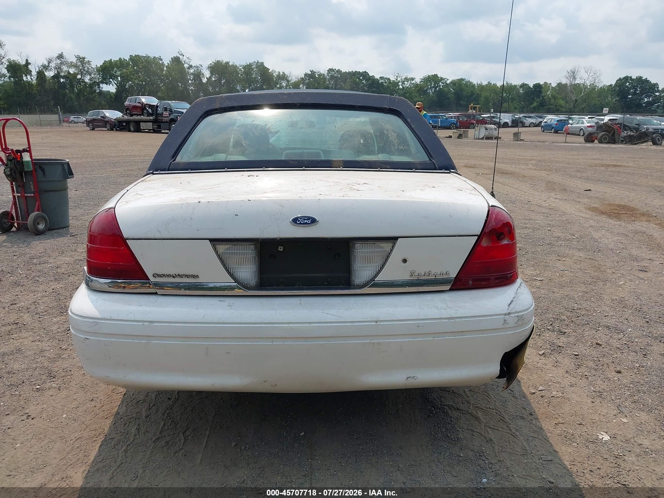 2005 Ford Crown Victoria Standard White vin: 2FAFP73W75X107351