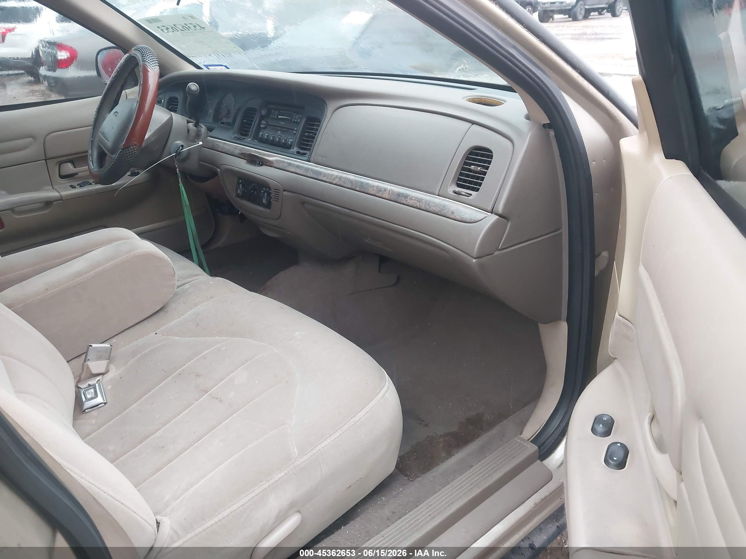 2000 Ford Crown Victoria   Tan vin: 2FAFP73W7YX125627